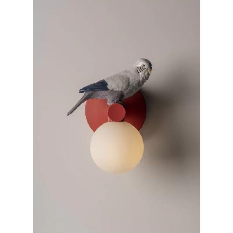 Aplique de pared derecho Parrot. Fabricada en porcelana esmaltada y decorada en color coral. 

 LED G9 Potencia máxima: 3,5W