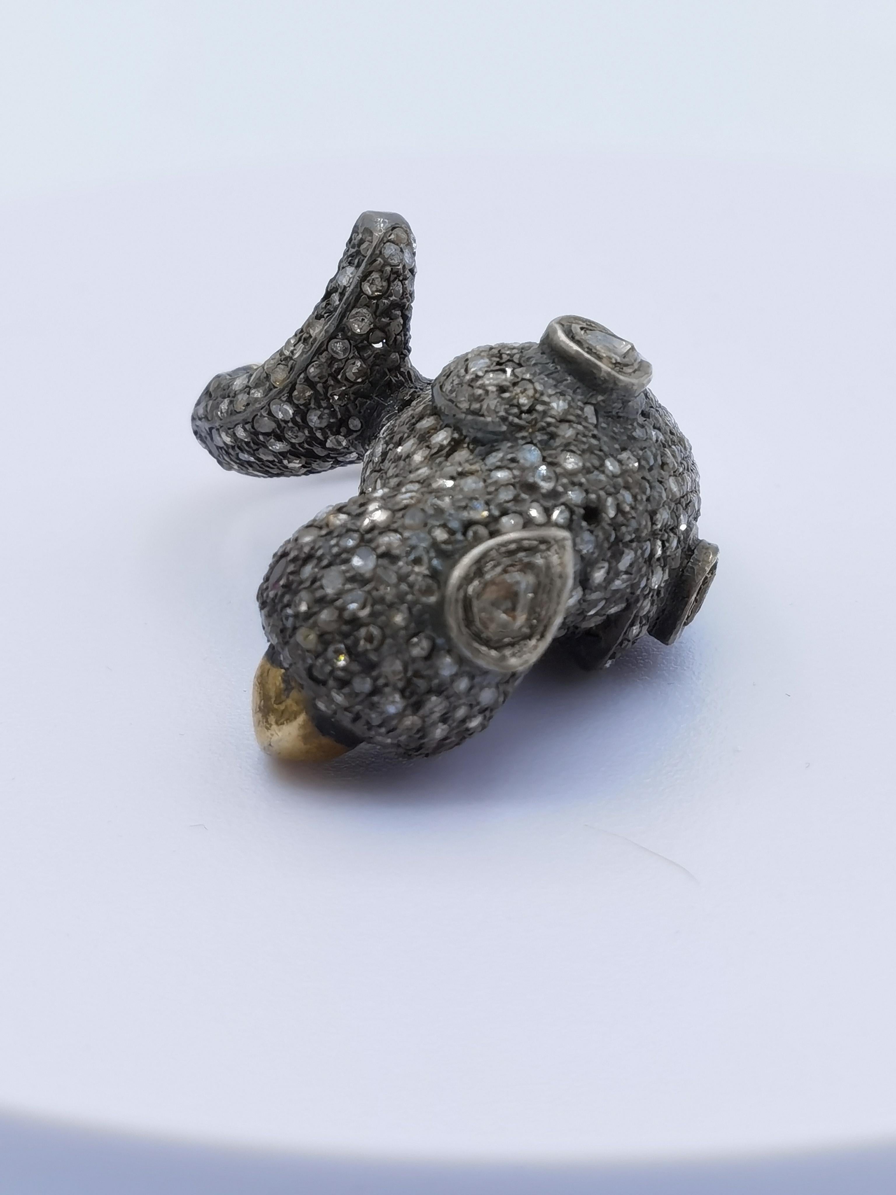this extraordinary parrot ring is made in silver and gold plated full set with old cut diamond and ruby in the eyes
on the top the ring is high 3 cm
19,25 gram
size 56
this ring is an eye catcher and at the same time a collection item