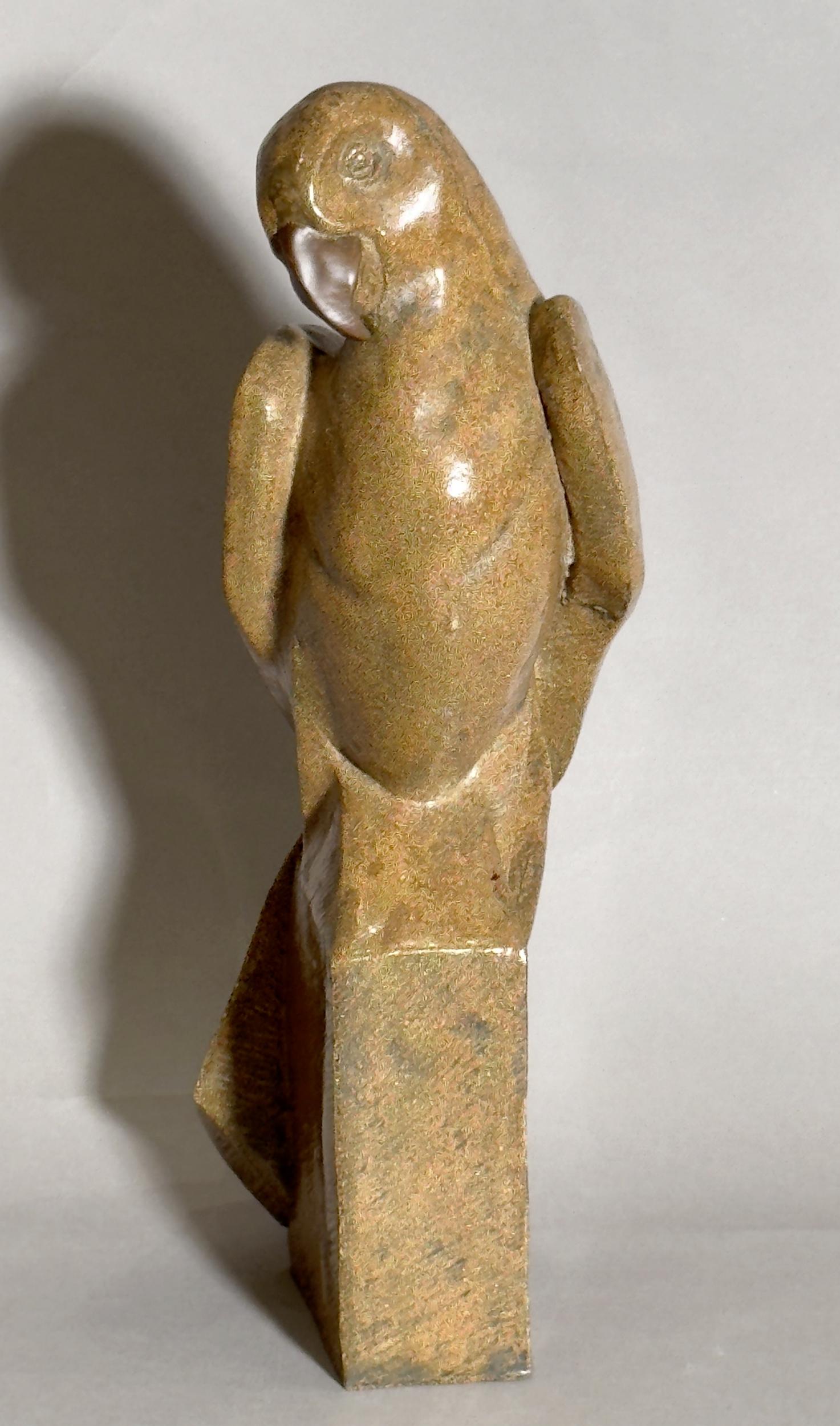Escultura de loro, de resina con inclusiones de microperlas de cobre.