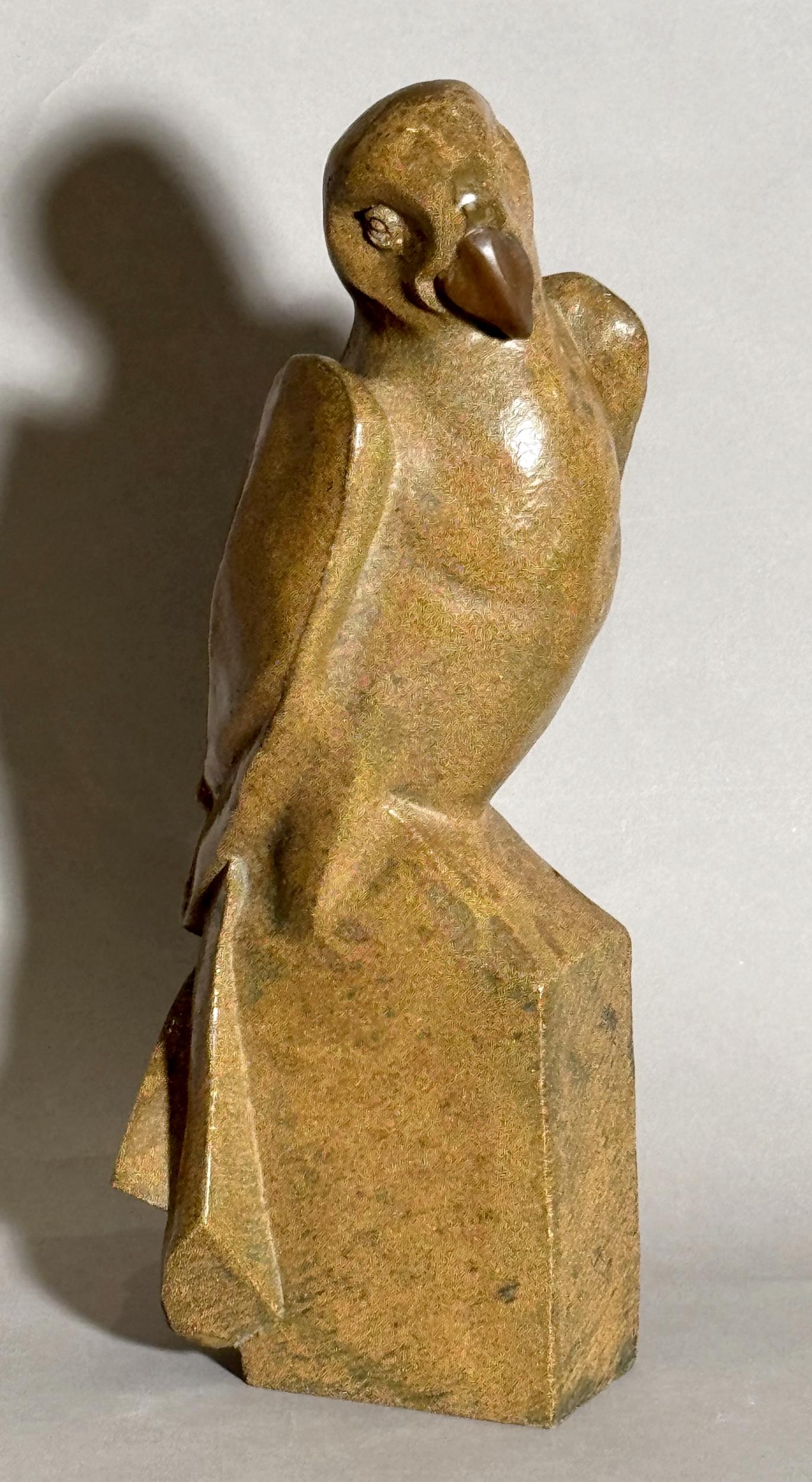 Escultura de loro en resina de Pierre Giraudon, París, Francia, hacia 1970 finales del siglo XX en venta