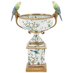 Bol ou tasse en porcelaine avec perroquets et fleurs et finition en bronze