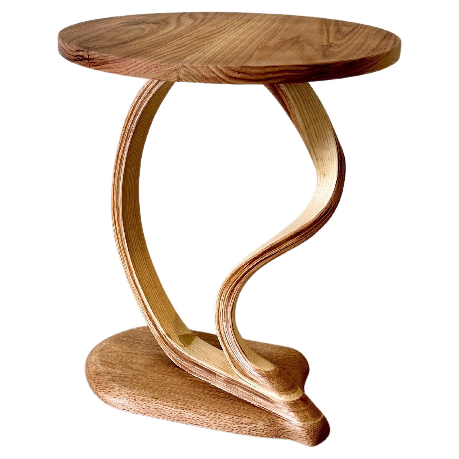 Pars-Tisch ii, von Raka Studio, minimalistischer Beistelltisch im Angebot