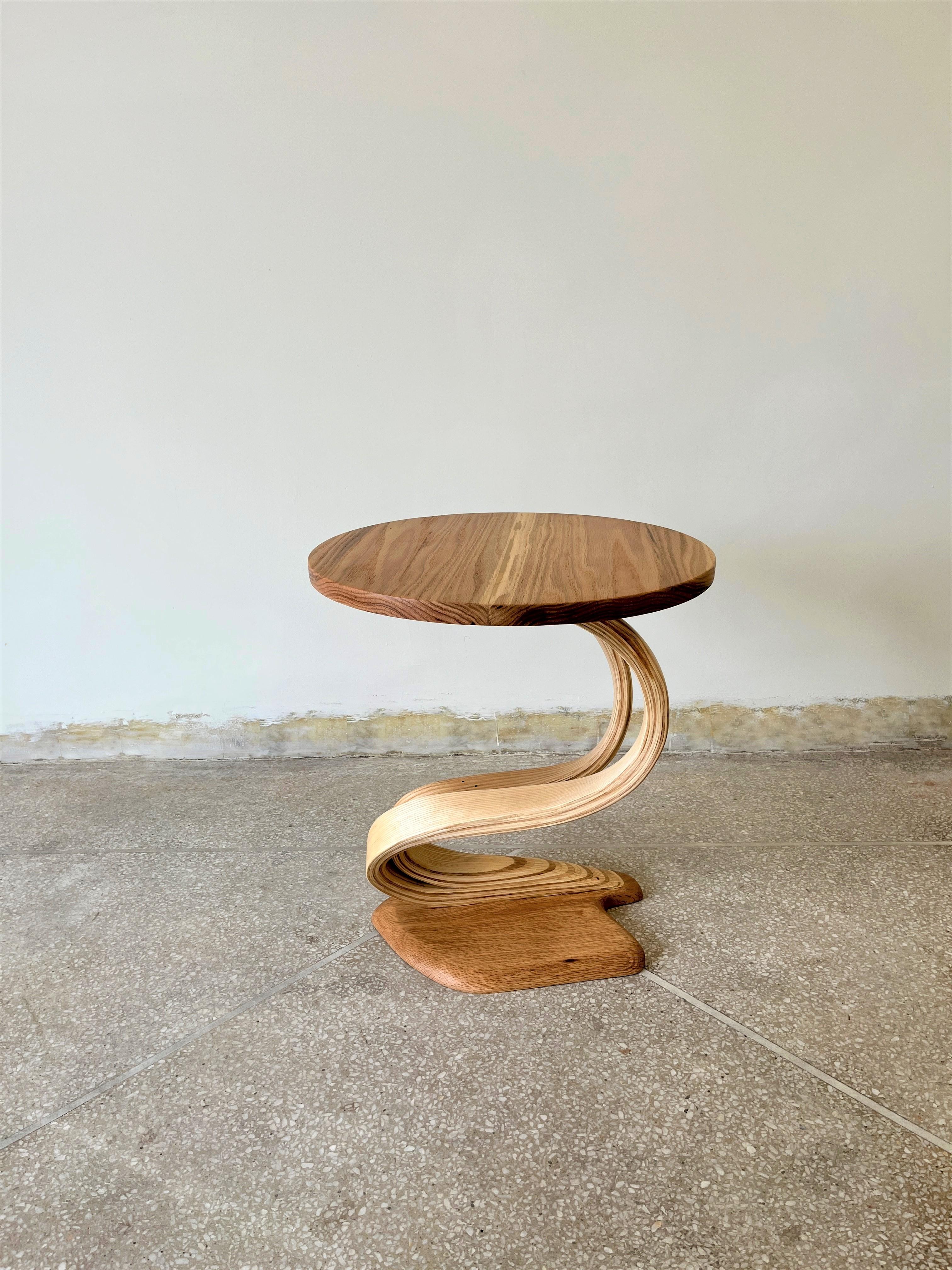 Pars Tisch III, von Raka Studio, minimalistischer Beistelltisch (21. Jahrhundert und zeitgenössisch) im Angebot
