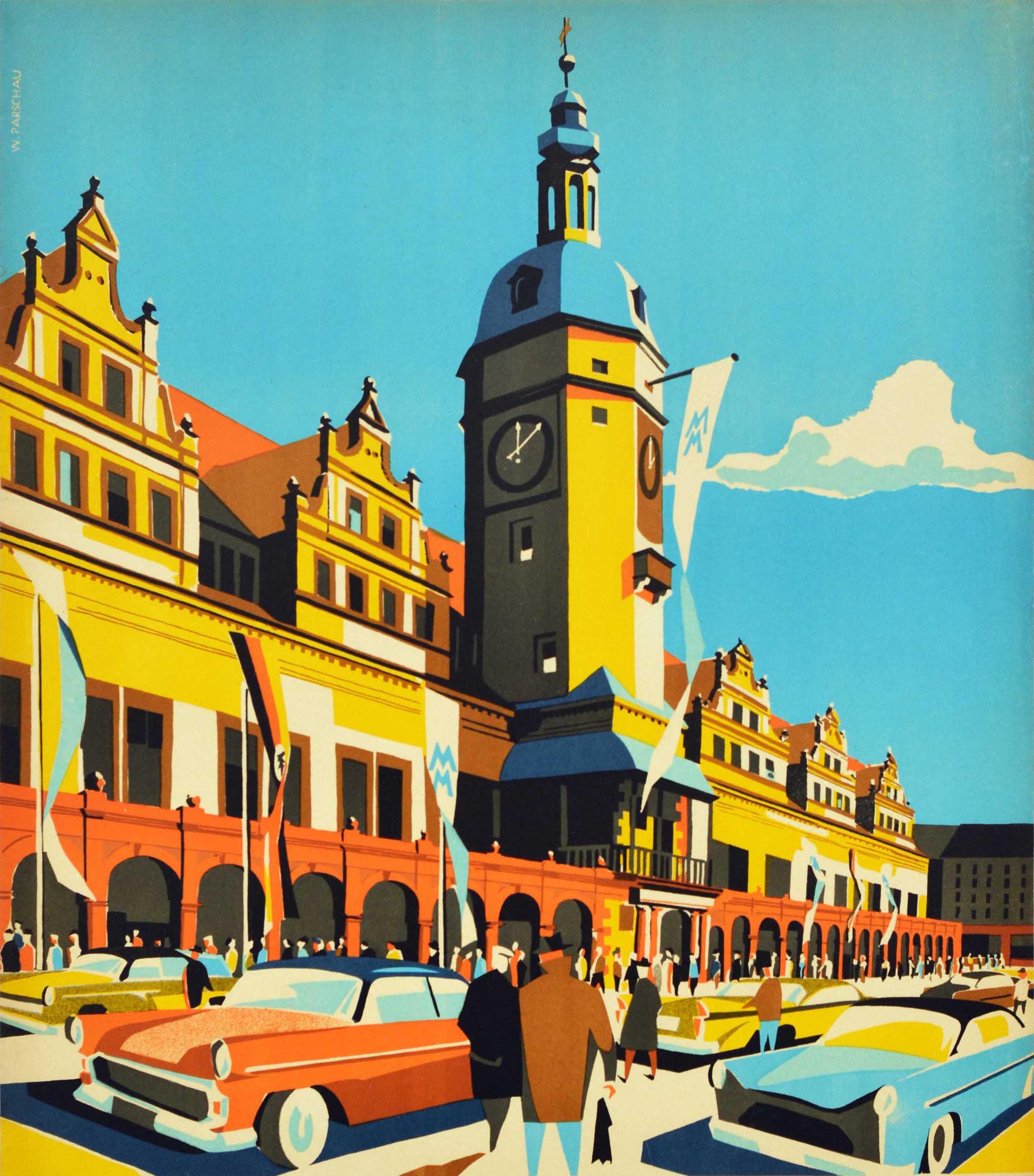 Cartel de viaje original de época para la Feria de Leipzig con una colorida imagen que muestra a gente caminando hacia la feria entre coches aparcados en primer plano con banderas del evento con las iniciales azules MM y de la República Democrática