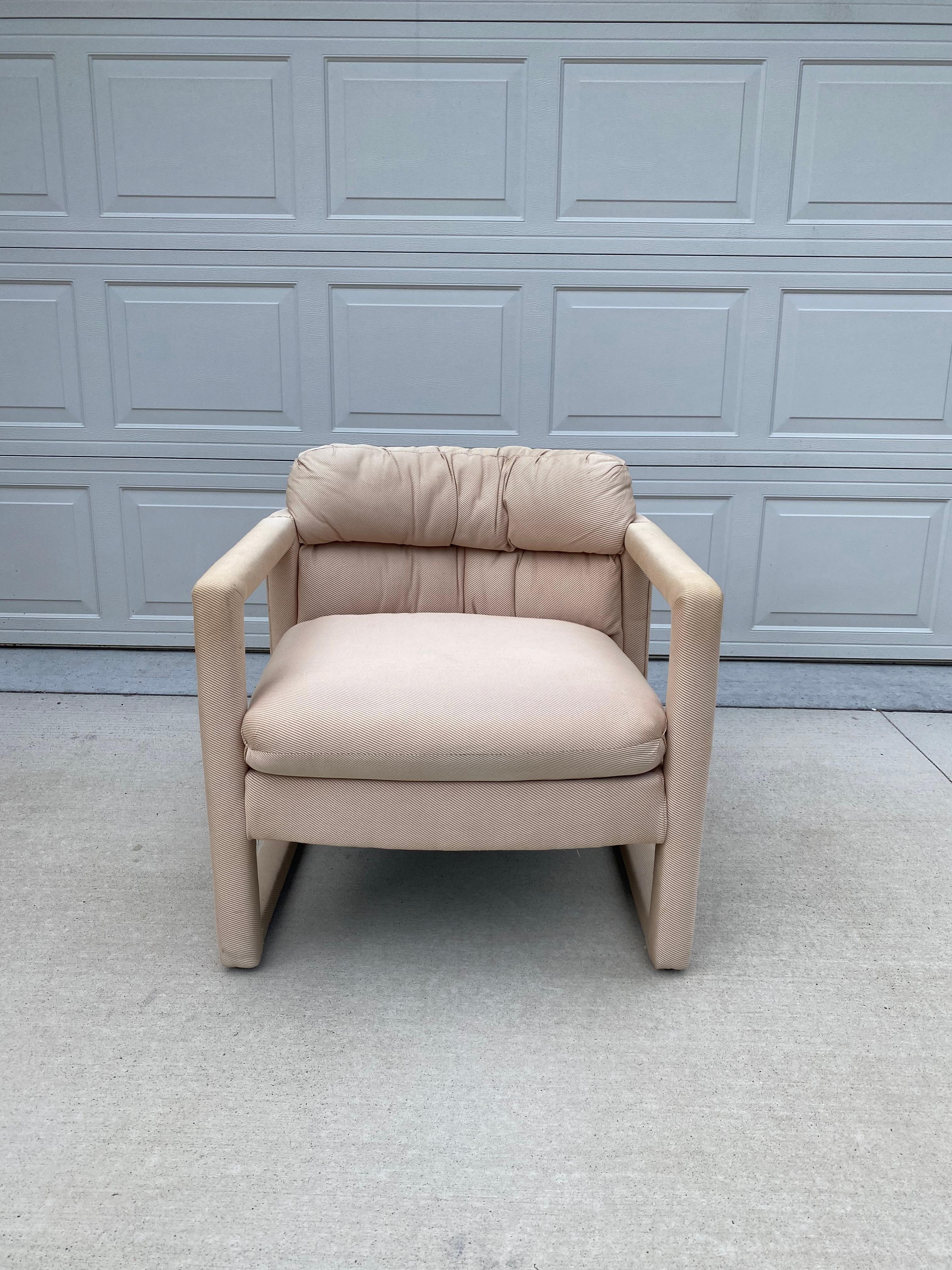 Une chaise longue unique par Drexel, qui, selon nous, a été attribuée par Milo Baughman. Ce qui rend cette chaise si unique, c'est le rembourrage de l'ensemble des cadres et le dossier en forme de tonneau. Cette pièce a besoin d'être retapissée,