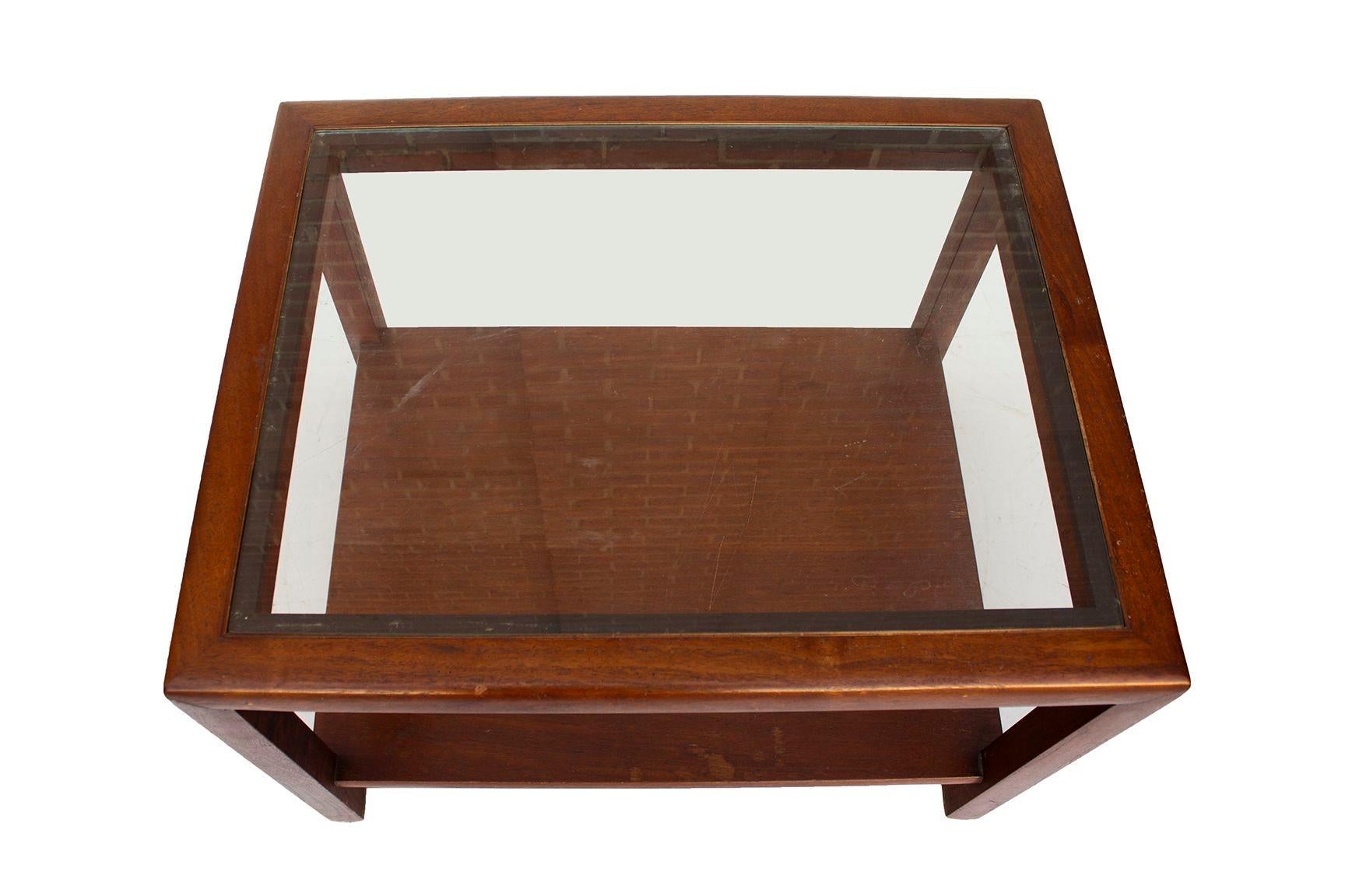 Parsons End Table in Walnut with Glass Top, Henredon attr. In Good Condition For Sale In Grand Rapids, MI