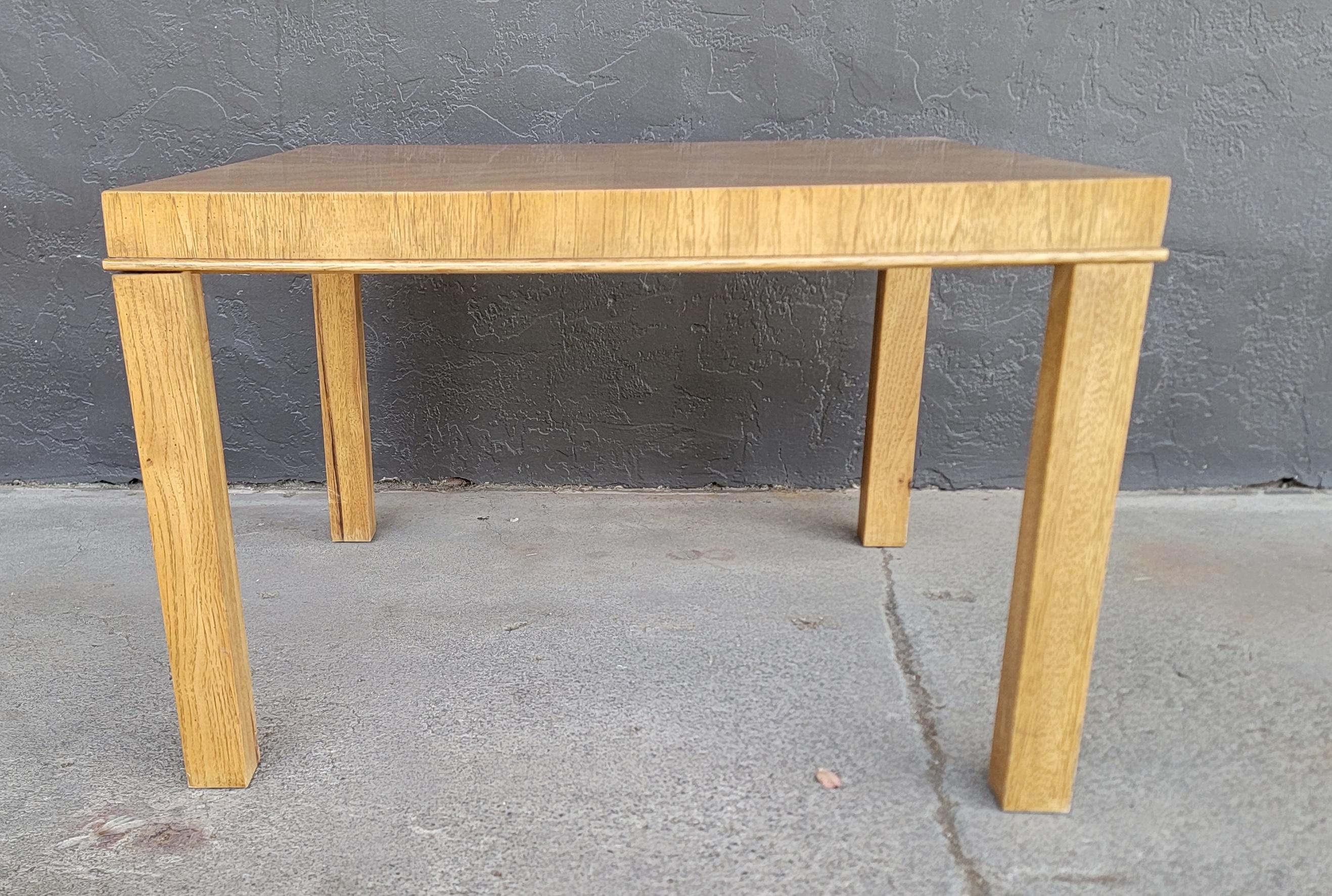 Un tavolino o tavolino quadrato Parsons progettato alla maniera di Milo Baughman. Piano superiore a 4 pannelli con venature di legno abbinate al libro. Gambe in laminato, ma in massello di Oak. Realizzato con qualità e con una struttura interamente