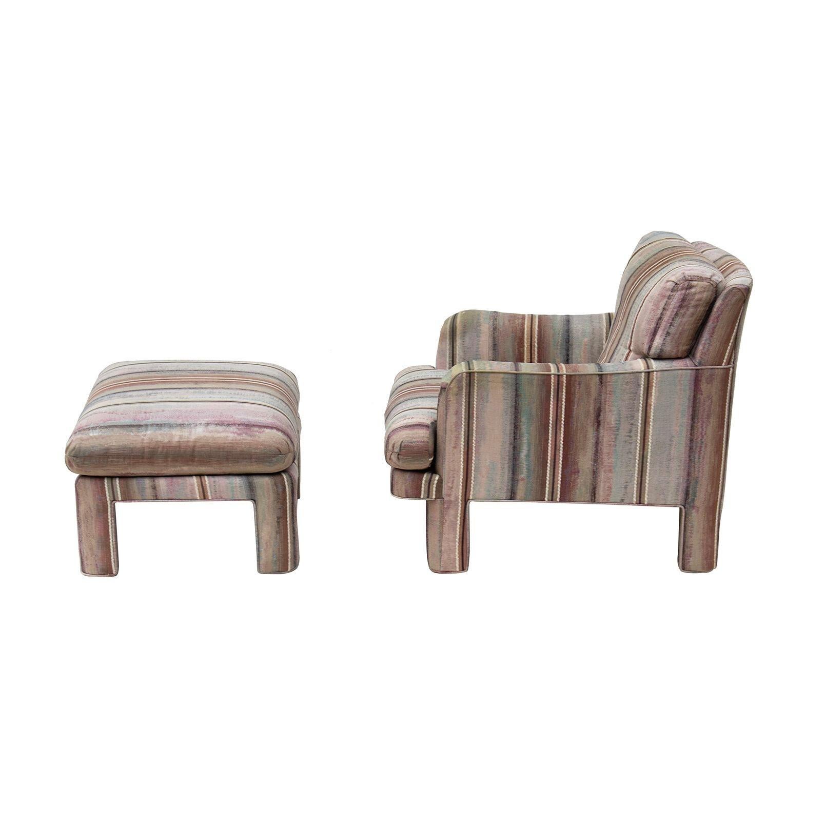 USA, anni '1980
Grande poltrona vintage in stile Parsons con pouf. Telaio in legno massiccio con un'ottima qualità costruttiva. Spediscilo direttamente al tuo tappezziere, può prendere un'impronta!
DIMENSIONI
SEDIA, 30