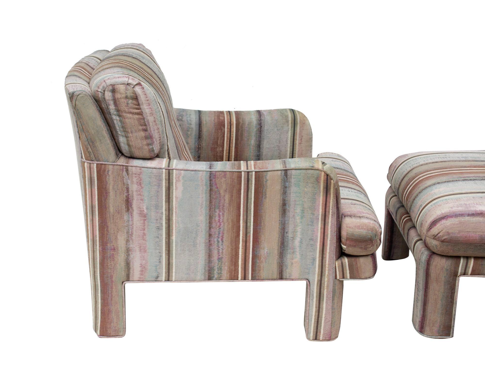 Mid-Century moderno Poltrona in stile Parsons con ottomana in vendita