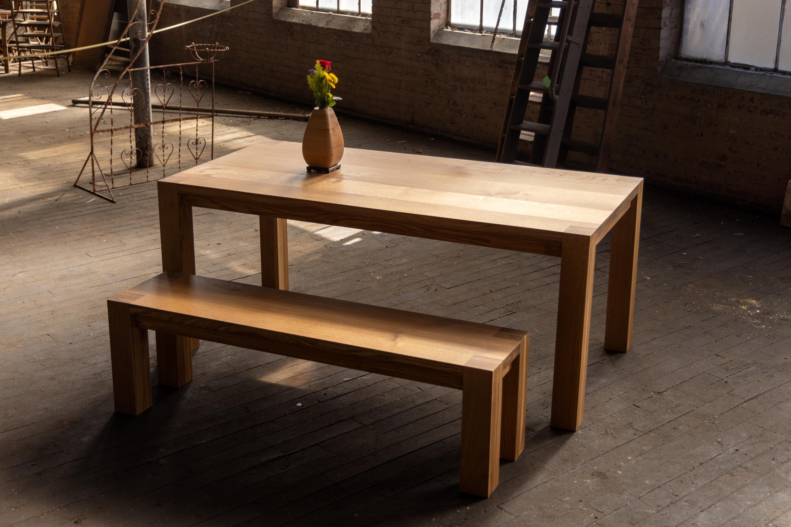 Unser Parsons-Tisch (die Bank ist separat erhältlich) ist aus massivem urbanem Hartholz handgefertigt. Der moderne Esstisch aus Holz hat klare Linien und ein funktionelles Design. Er ist mit modernen Linien und traditionellen Tischlerarbeiten