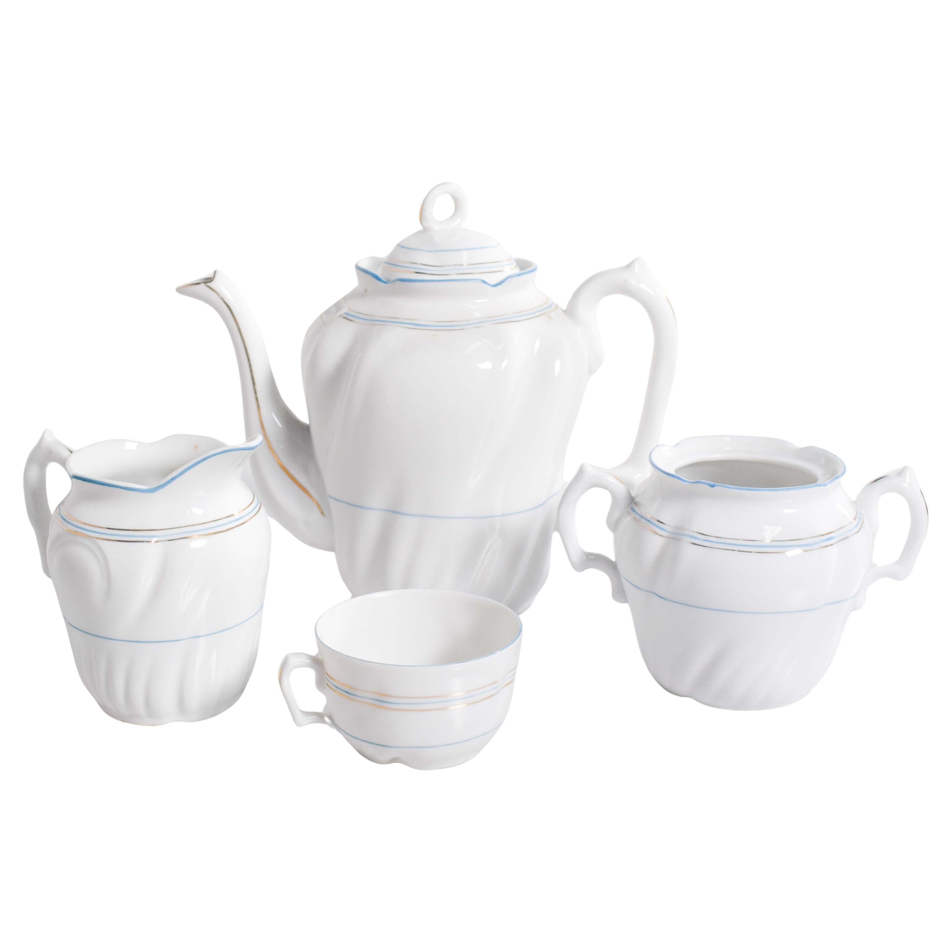 Parte de un Juego de Té de Renombrada Porcelana Portuguesa "Vista Alegre"