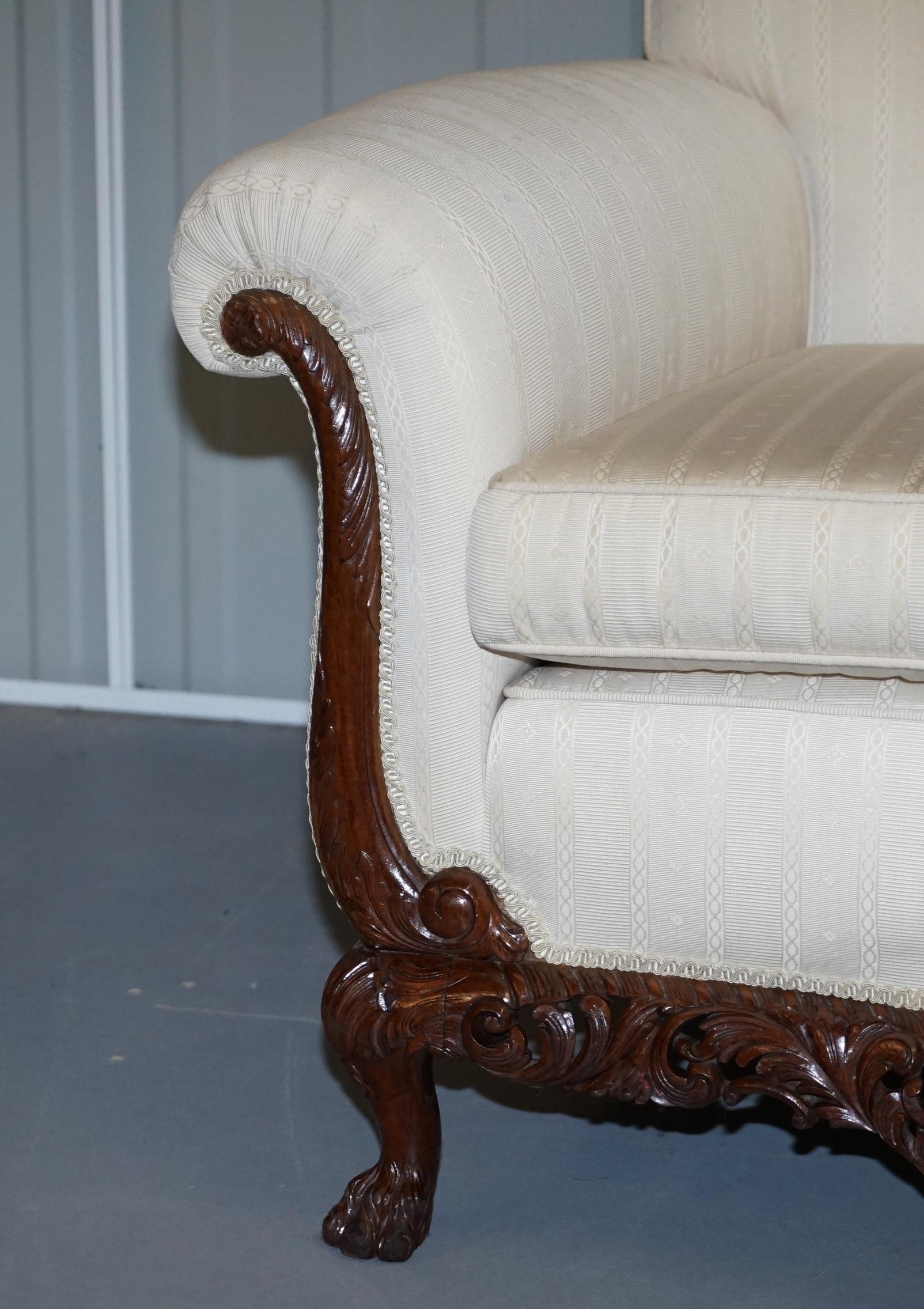 Anglais Part One of Large Suite Ornately Carved Walnut Lion Hairy Paw Feet Three Person Sofa (Canapé trois personnes) en vente