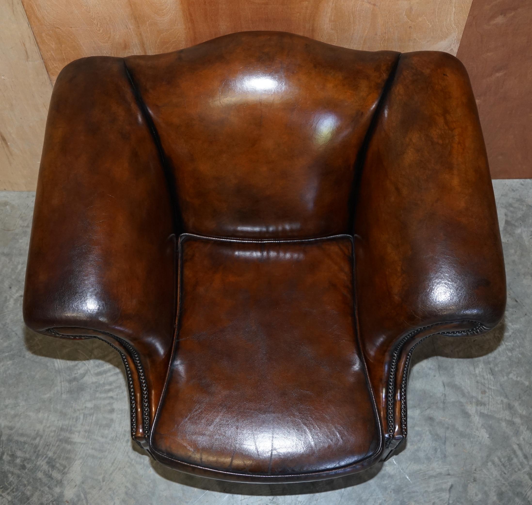 Anglais Part One - Paire de fauteuils club en cuir Brown teinté à la main en vente