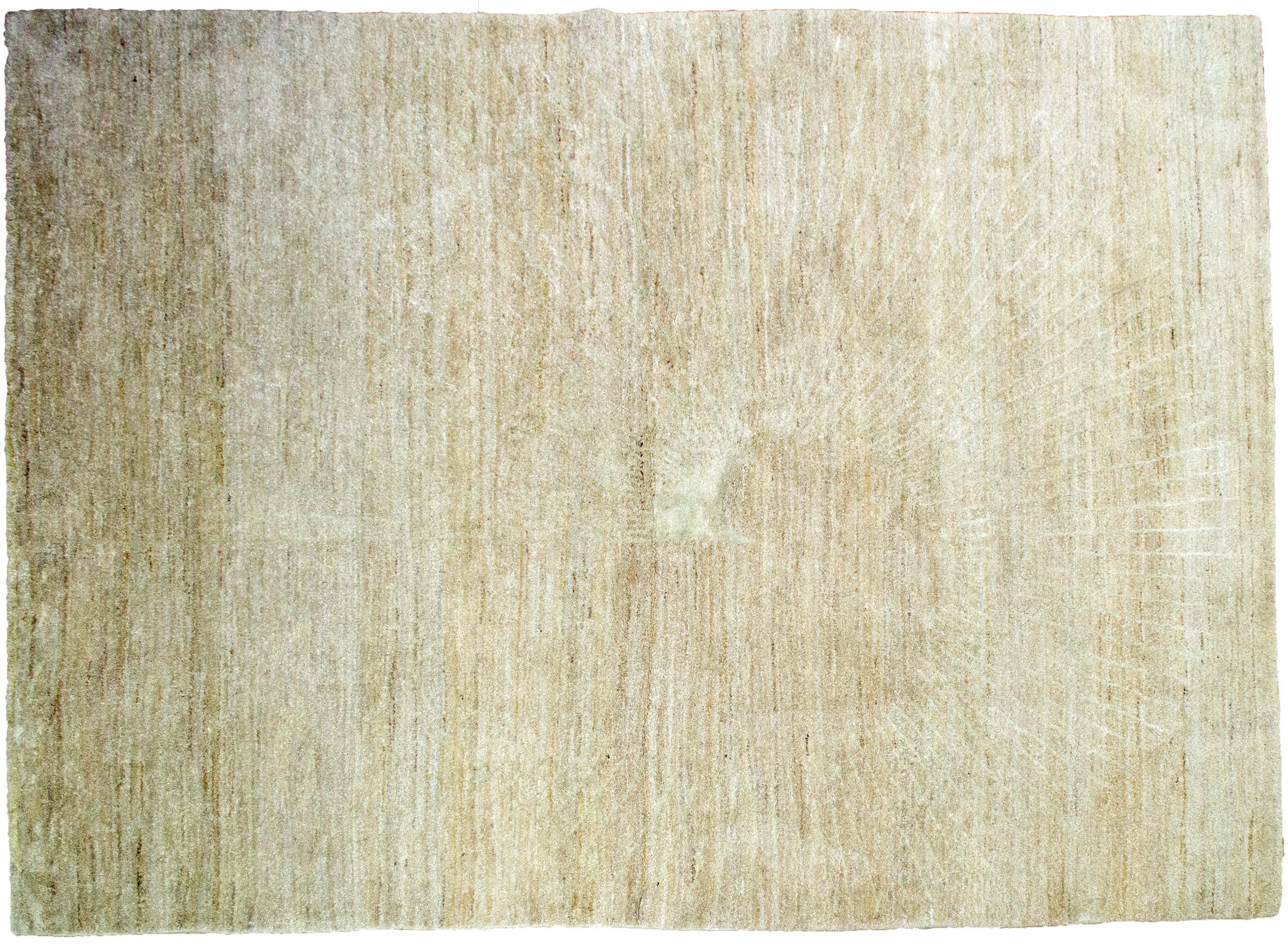 Questa produzione si basa su modelli algebrici. Si tratta di lana persiana filata a mano di alta qualità e con una grande percentuale di seta nella tintura, di cui sono state utilizzate tinture naturali. Il risultato è questo pezzo di lusso che può