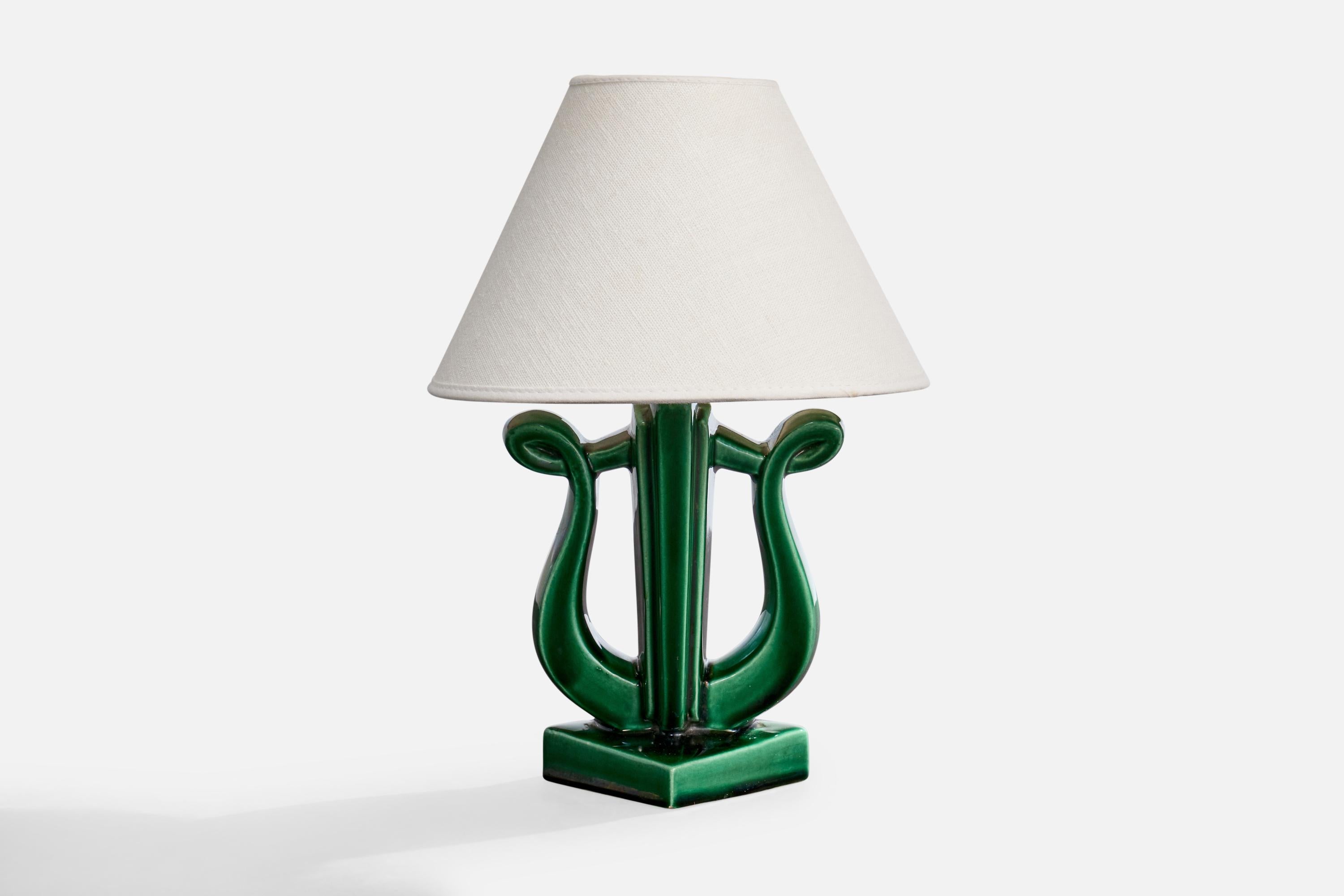 Tischlampe aus grün glasierter Keramik, entworfen und hergestellt von Parthenay, Frankreich, ca. 1950er Jahre.

Abnutzung entsprechend dem Alter und dem Gebrauch

Abmessungen des Schirms (Zoll): 3,25