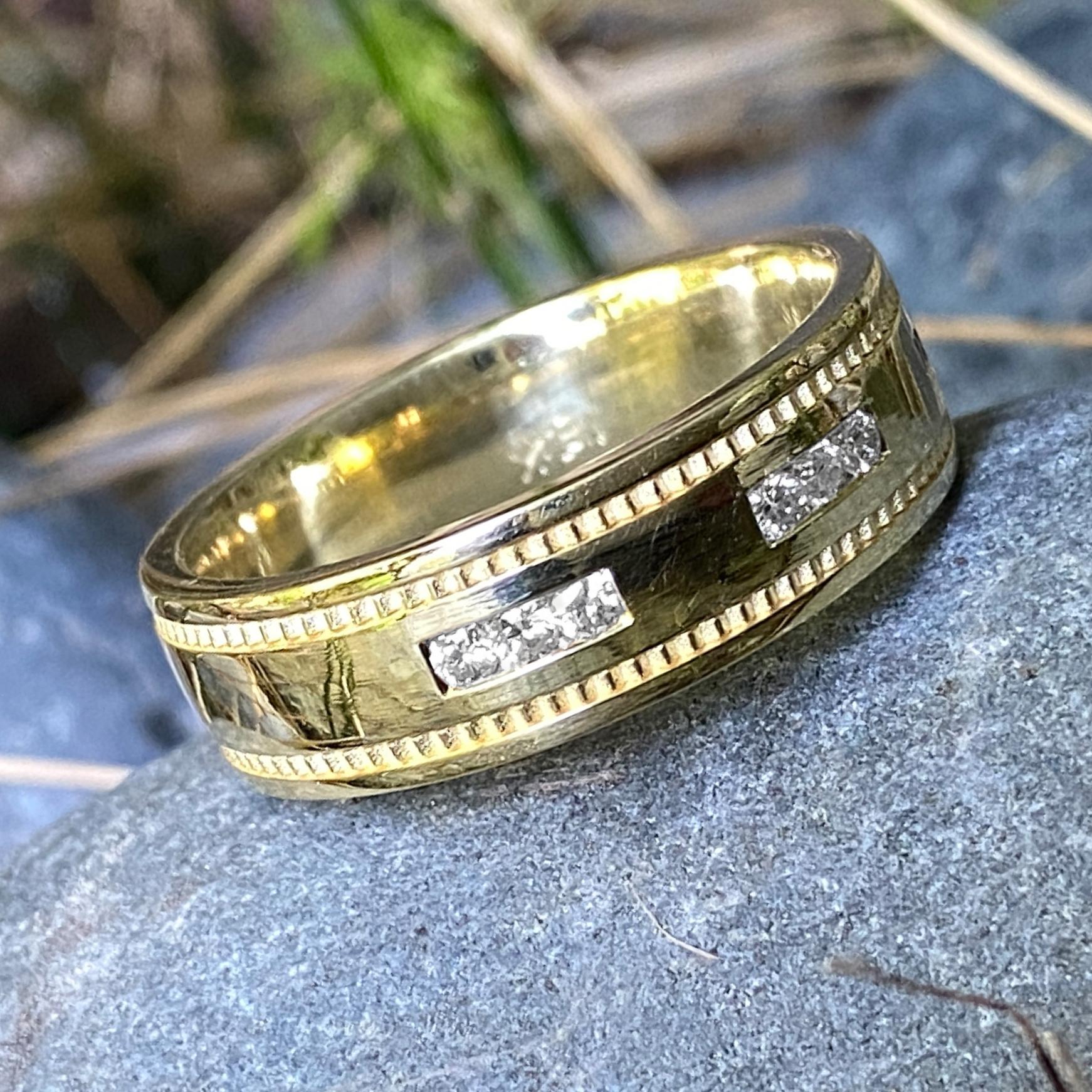 „Partial Hopper“ Herren-Hochzeitsring aus 18 Karat Gelbgold mit 0,32 Karat Diamant im Zustand „Neu“ im Angebot in Sherman Oaks, CA