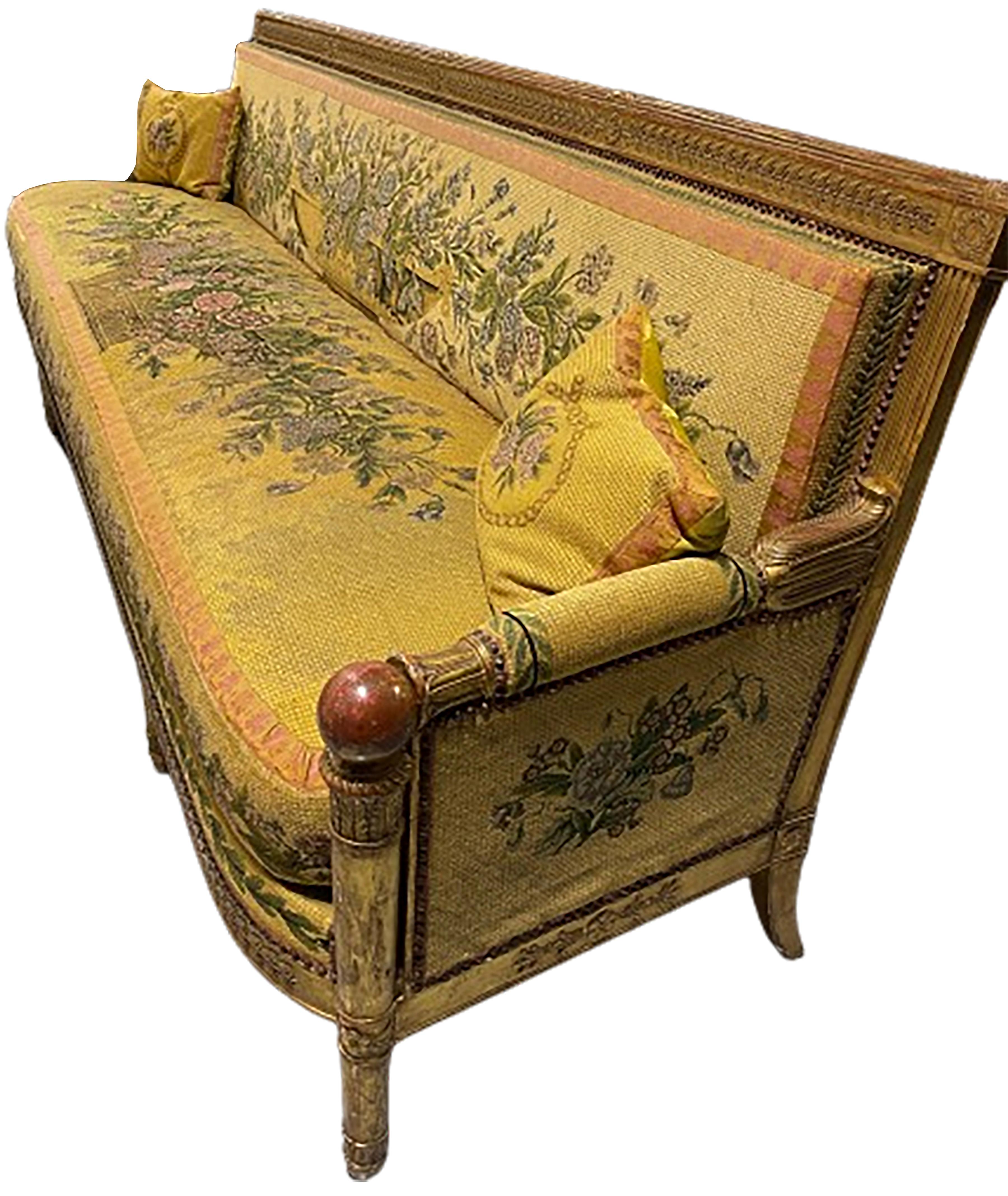 Eine prächtige Teilgarnitur französischer Directoire-Sitzmöbel in Paketlackierung und 24-karätiger Vergoldung, Originalausführung. Die originelle, maßgeschneiderte Polsterung zeigt florale Motive auf einem zitrusfarbenen Hintergrund. Ähnlich in Stil