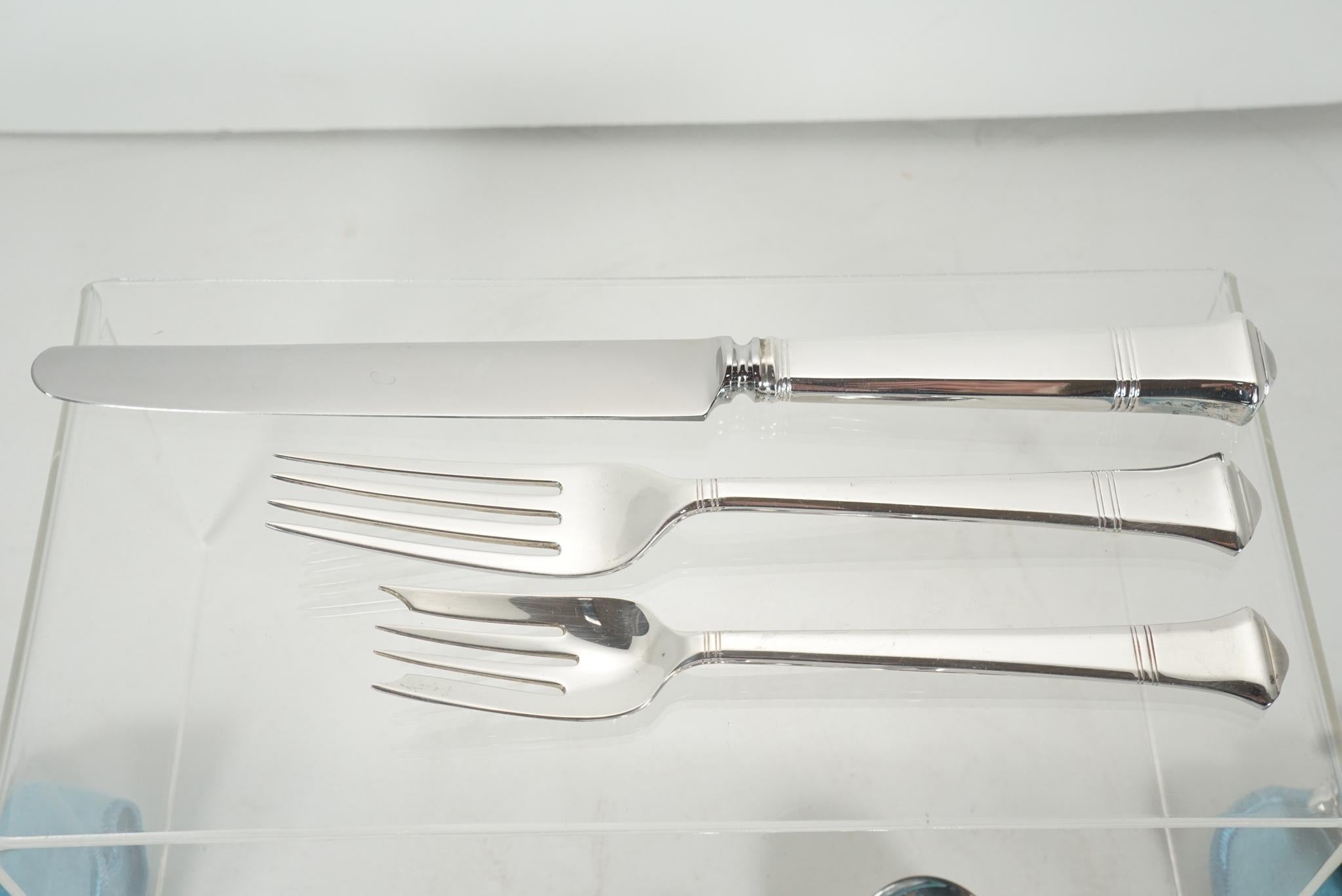Partial Tiffany Windham Sterling Silver Flatware with 6 Wm Rogers Fish Knives In Good Condition For Sale In Hudson, NY