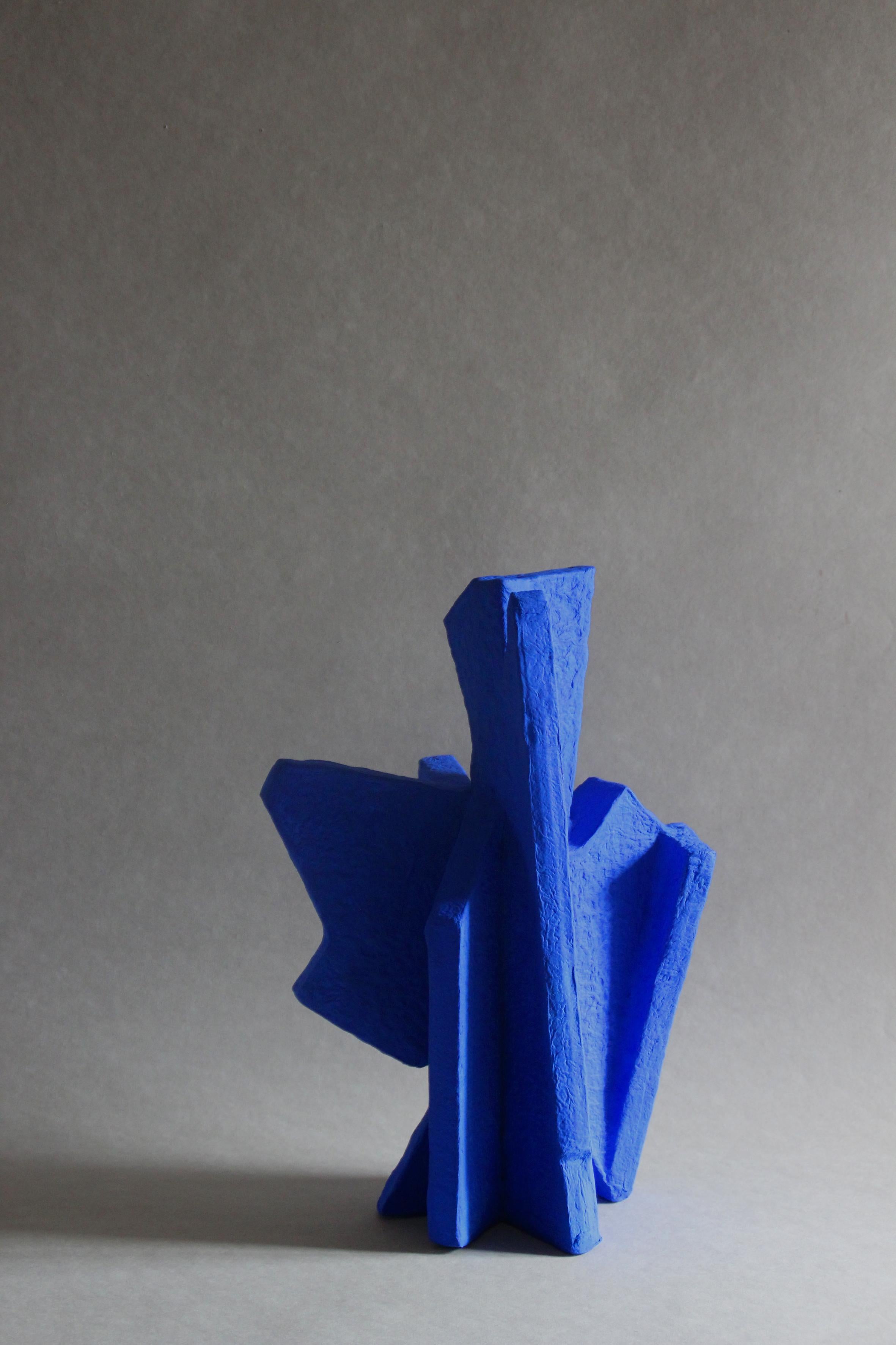 Partikel groß blau
Größe: B 300 T 250 H 420 mm

Die Kunst der Sache.
Geometrische Skulpturen aus handgeschöpftem Papier in verschiedenen Formen, Größen und Farben.

(PAPIER LANGACKERHA¨USL)
