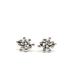Orecchini a perno con particelle in A. Silver di Kirsten Muenster Jewelry