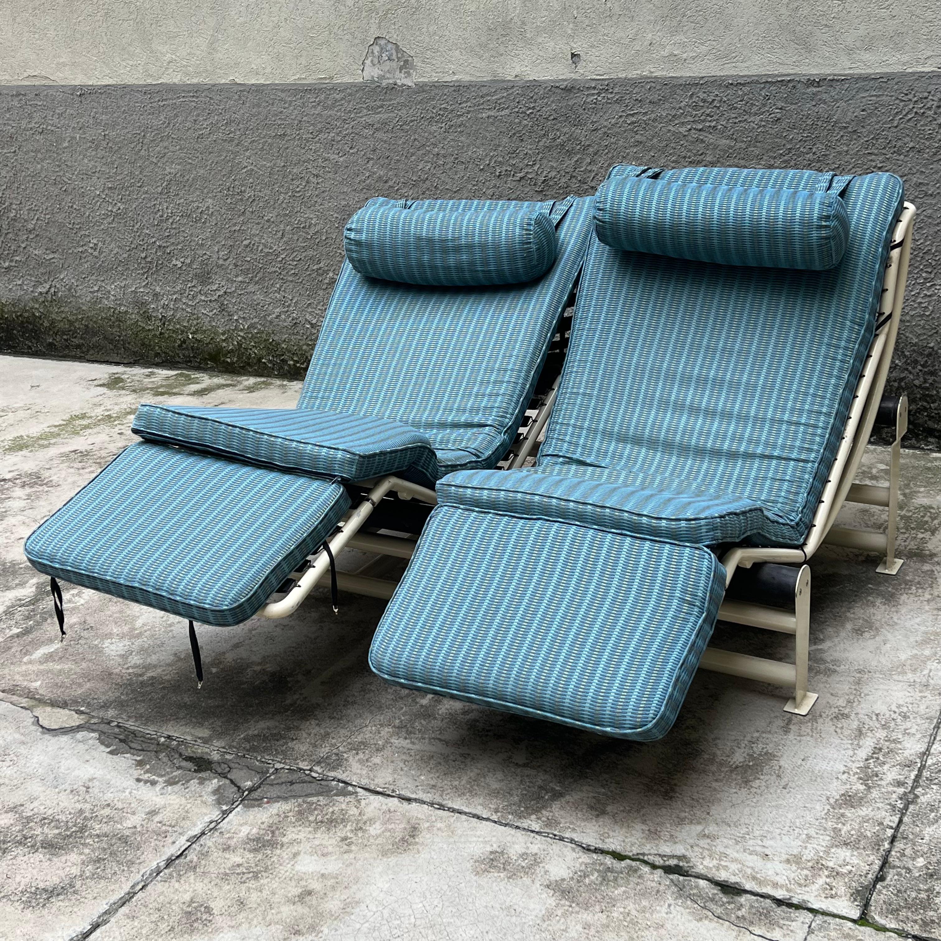 Este elegante banco formado por dos chaise longues una al lado de la otra es un ejemplo clásico del diseño italiano de los años 80/90, inspirado en la famosa chaise longue LC4 de Le Corbusier. La robusta y minimalista estructura de metal pintado