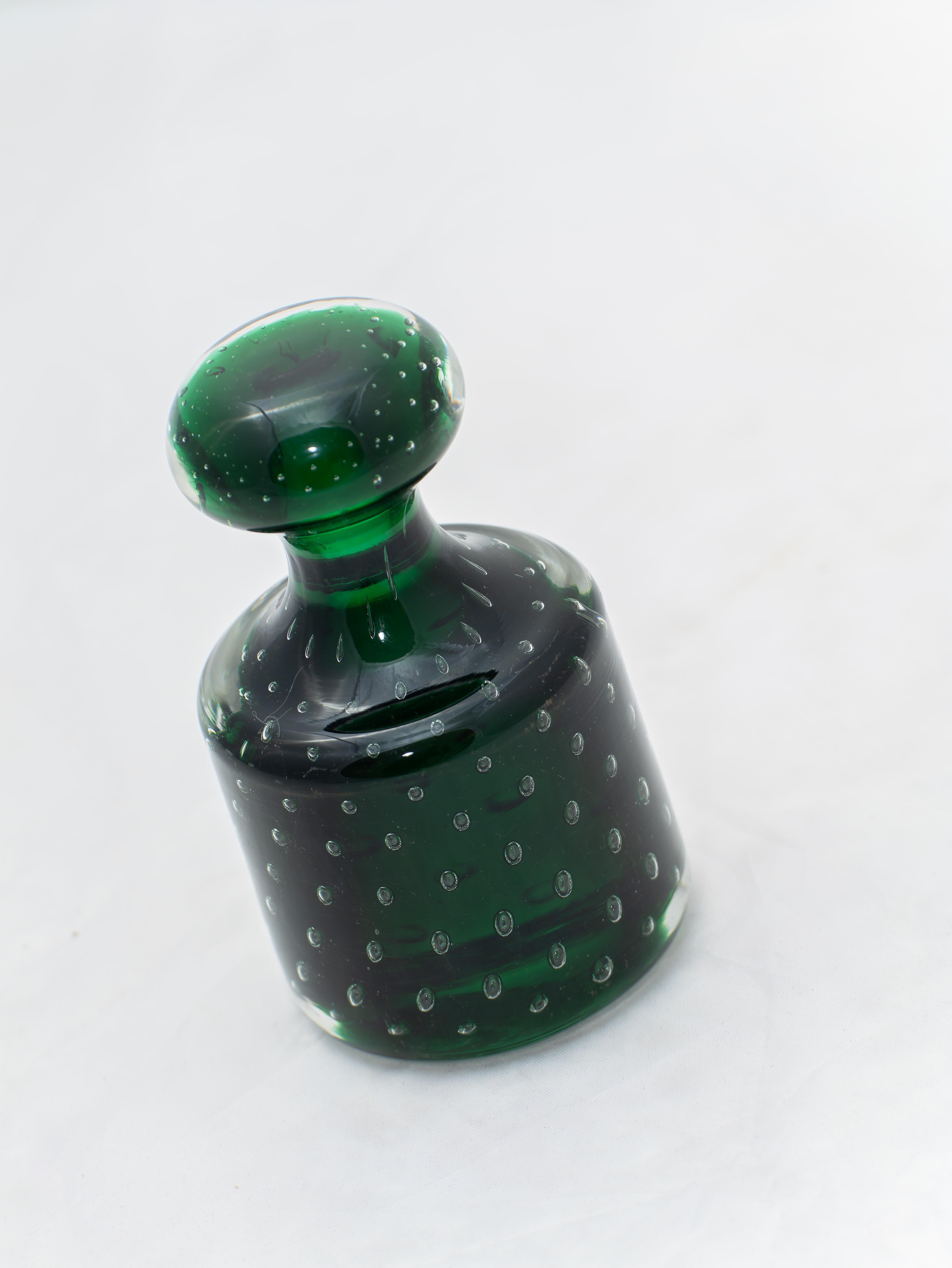 Besonderer Briefbeschwerer aus farbigem Muranoglas, hergestellt in Italien, 1950er Jahre. 
Schöner grüner Briefbeschwerer aus SUMBLED MURANO GLAS. Dieses Objekt wurde in Handarbeit hergestellt und mundgeblasen. Es ist in perfektem Zustand, mit sehr