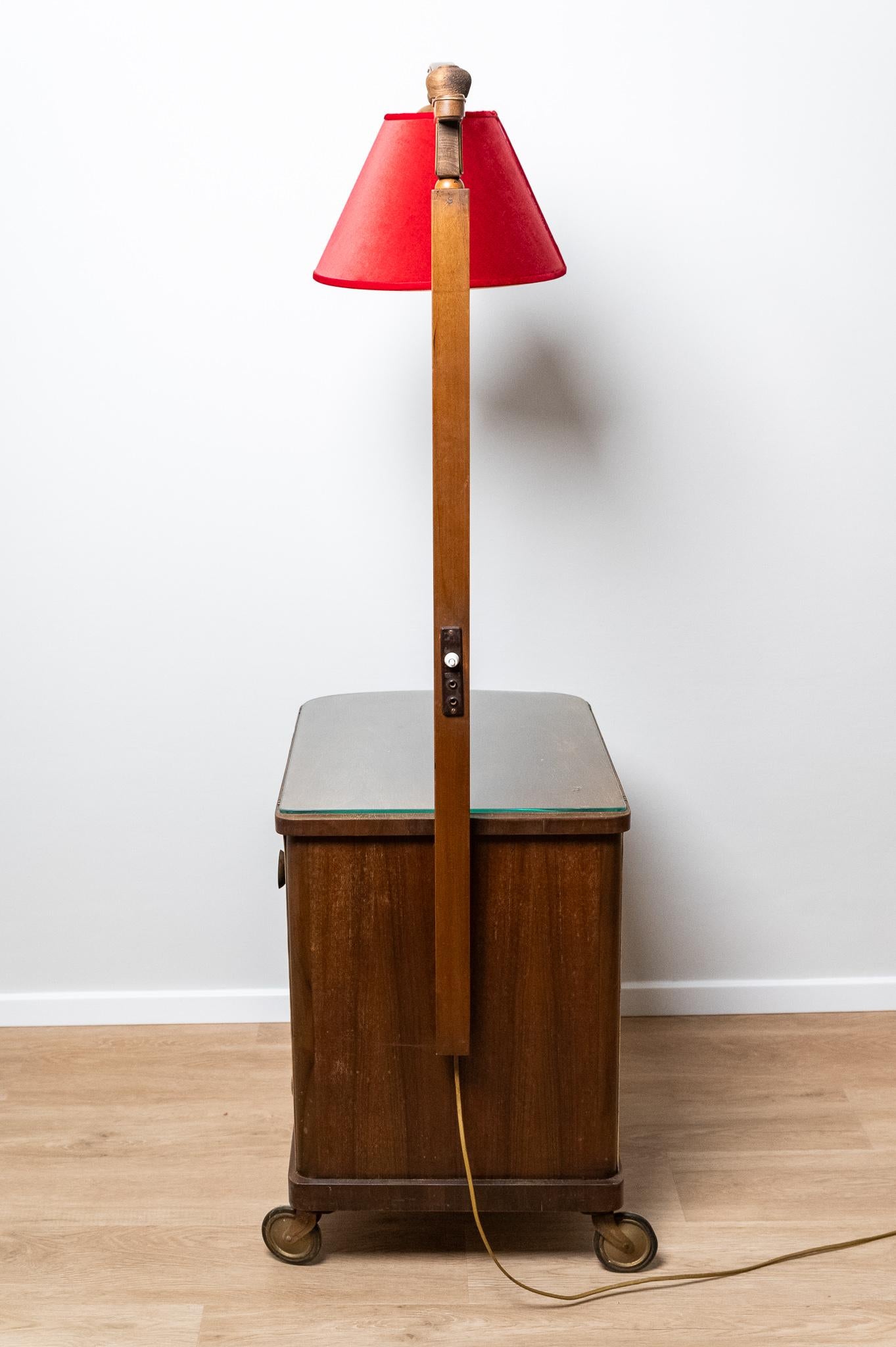 Particolare Lampada da terra Art Decò con mobiletto per liquori incorporato, Made in Italy. 
Mobile da bar in noce Art Decò Anni '40 con montante per lampada. Il mobile bar, come da foto e da filmato, si può vedere che è girevole. Aprendolo si