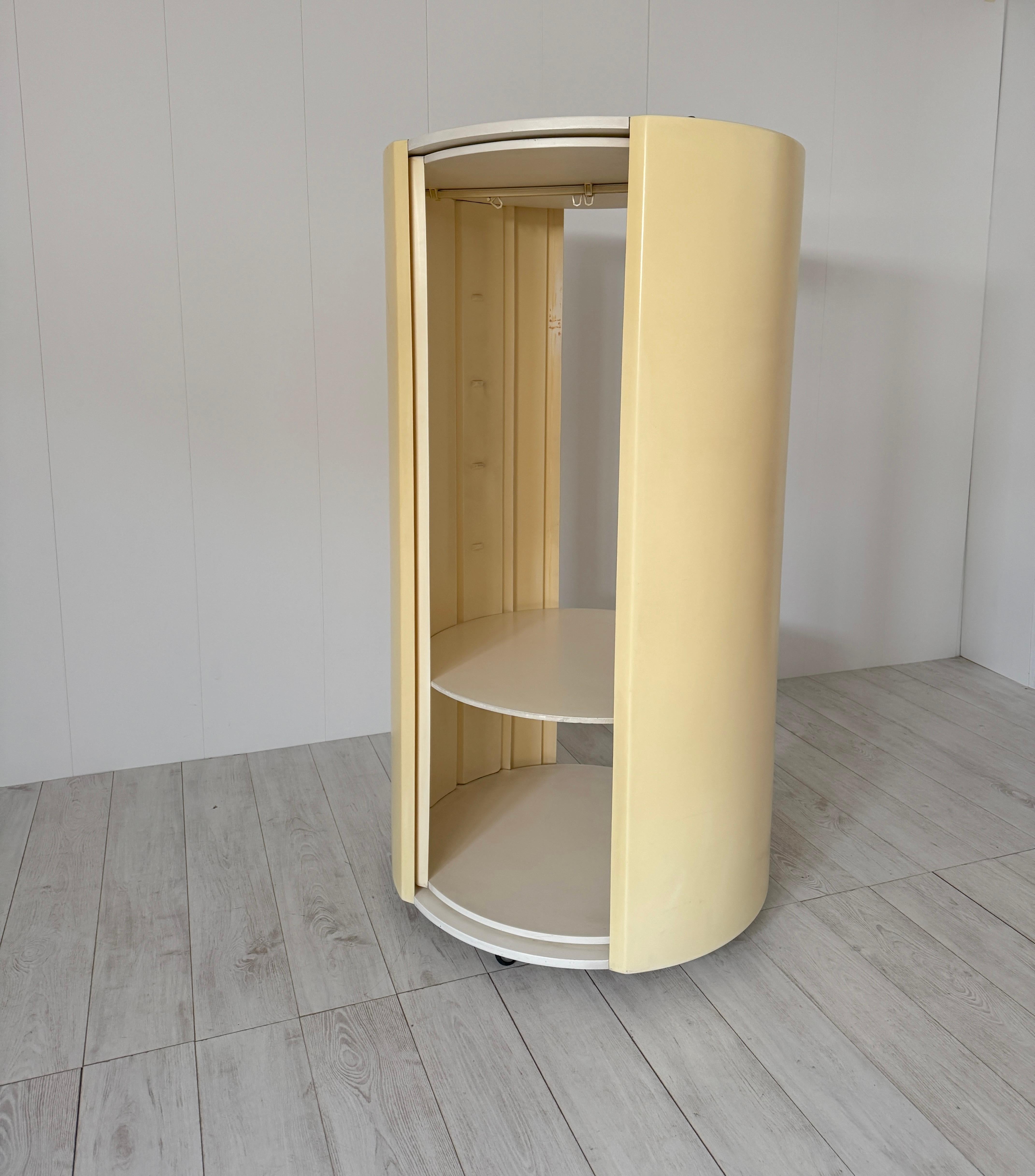 Plastica Particolare porta abiti da centro, prod. Italiana, anni '70 in vendita