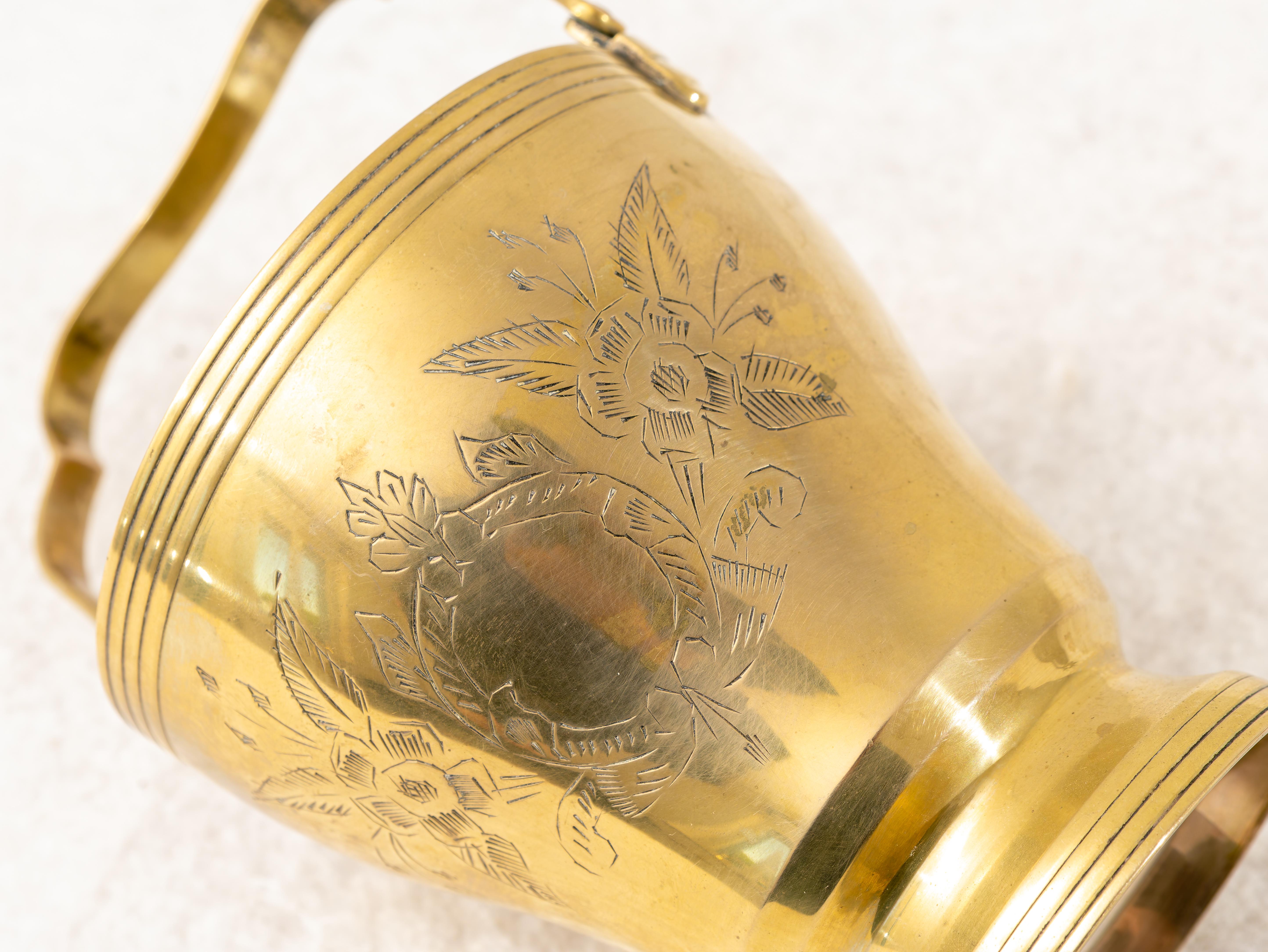 Detail BRASS ice box with pliers, 1930s In Good Condition For Sale In Bastia Umbra, IT