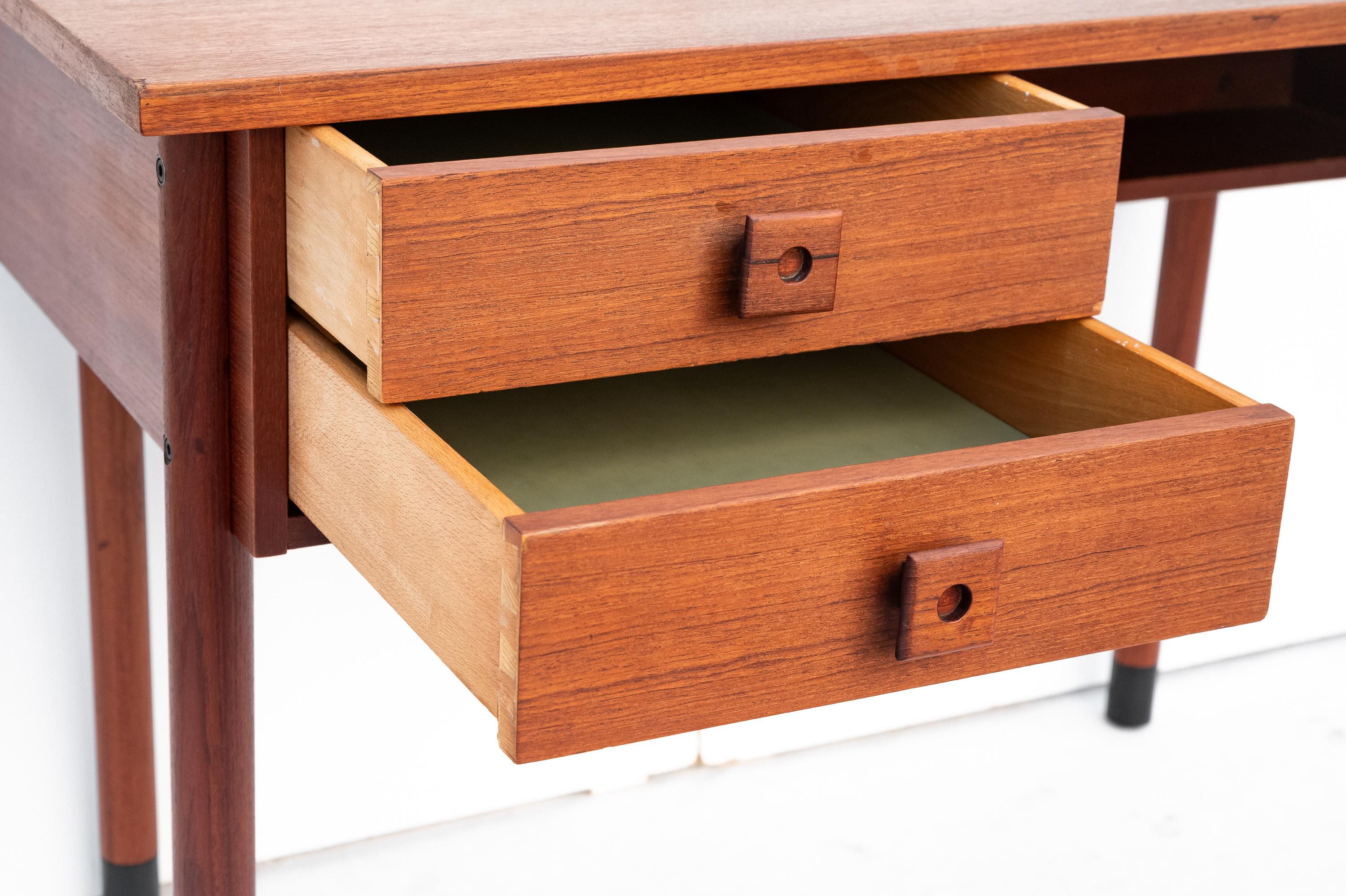 Particolare Scrittoio Nordico in teak, Anni '60 in vendita 3