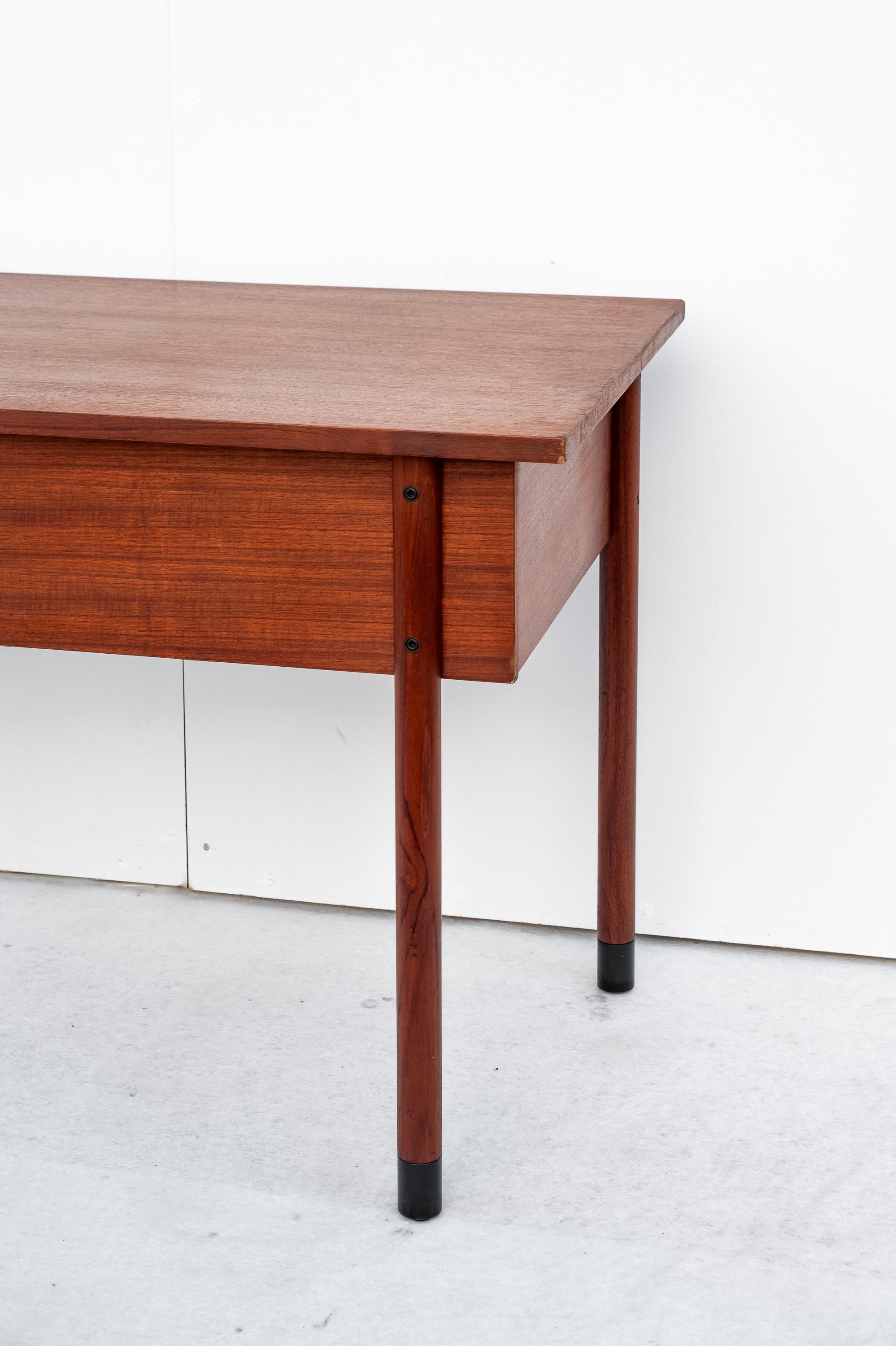 European Particolare Scrittoio Nordico in teak, Anni '60 in vendita