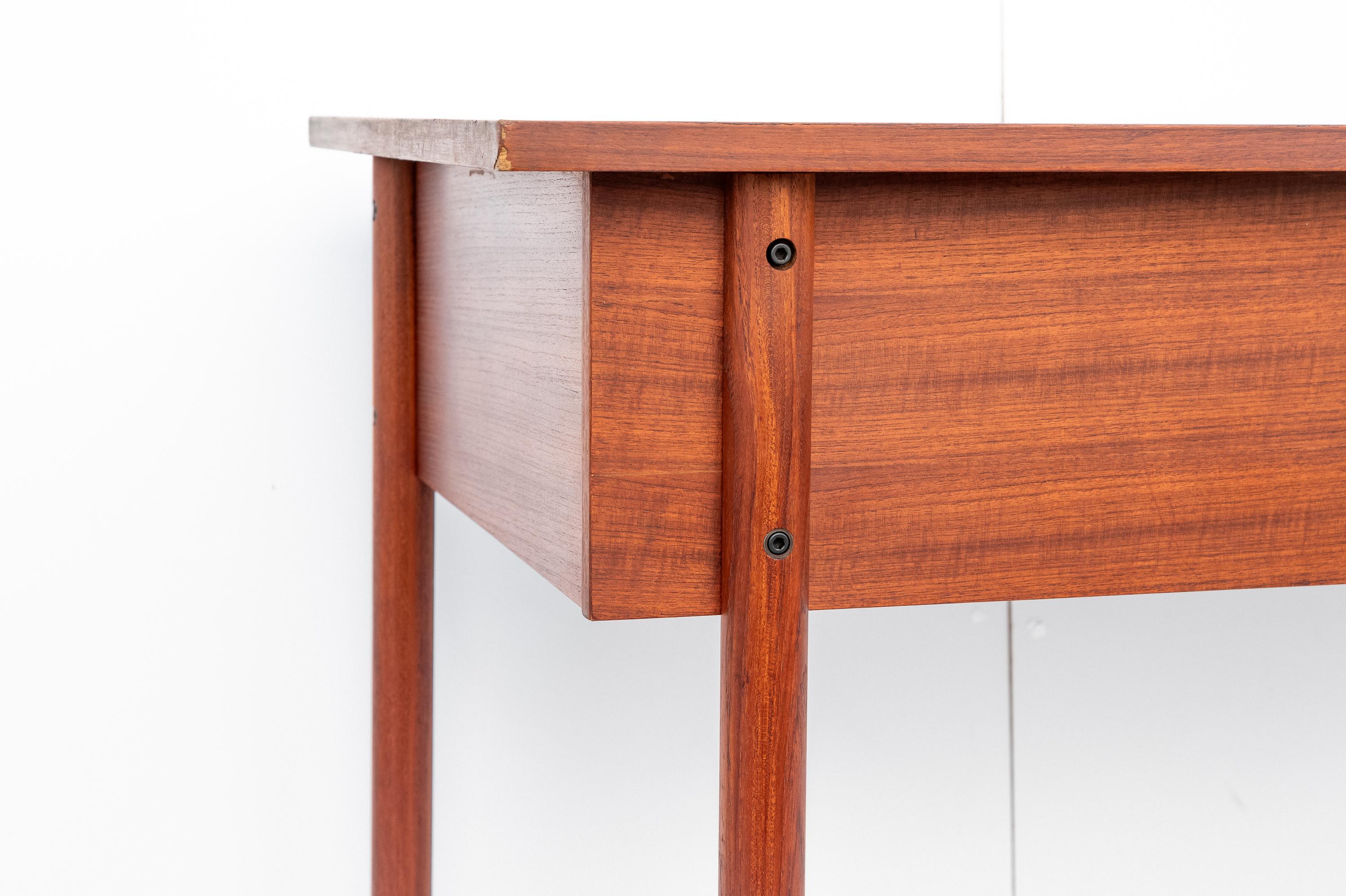 Particolare Scrittoio Nordico in teak, Anni '60 In condizioni buone in vendita a Bastia Umbra, IT