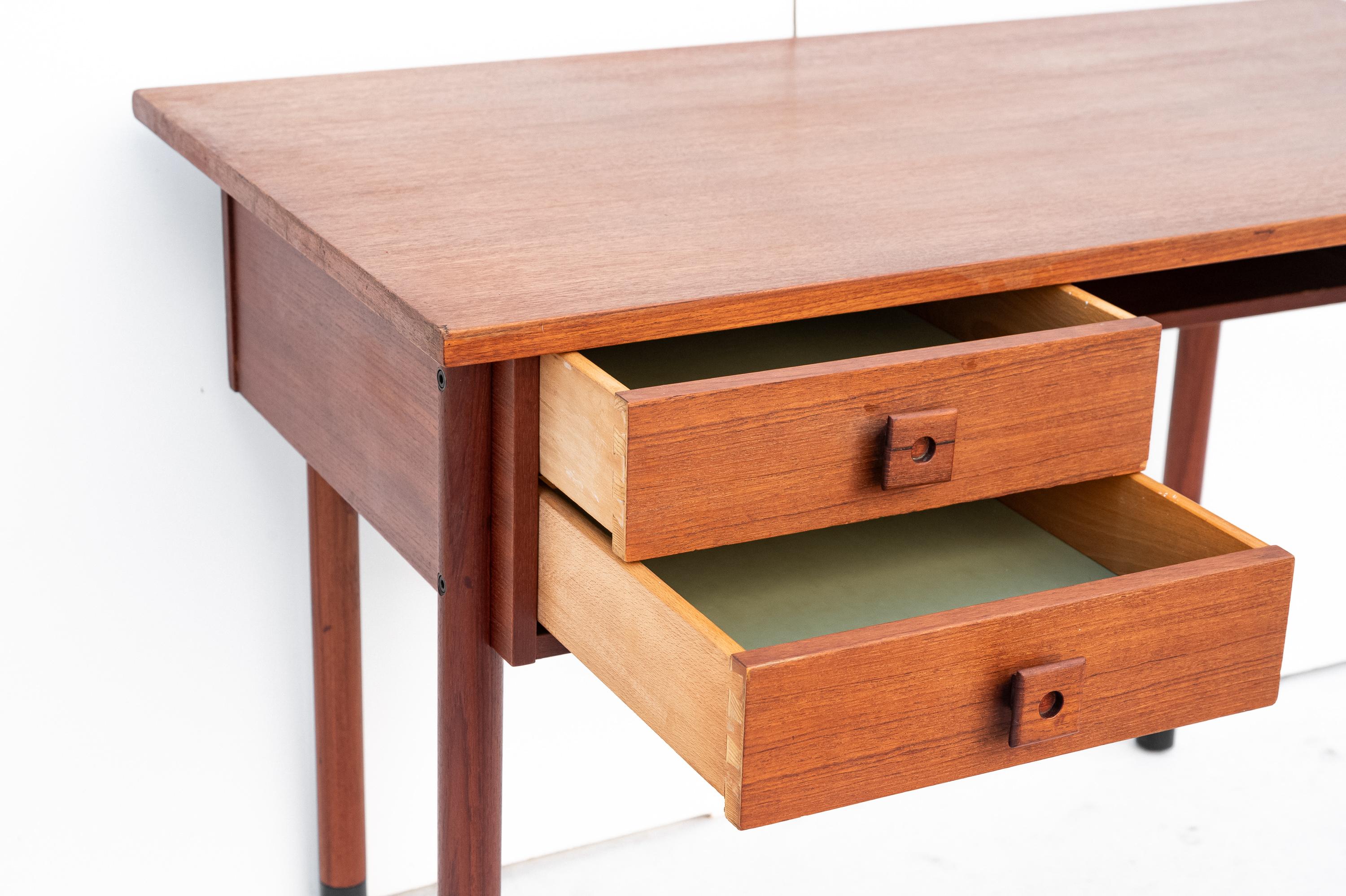Particolare Scrittoio Nordico in teak, Anni '60 in vendita 2