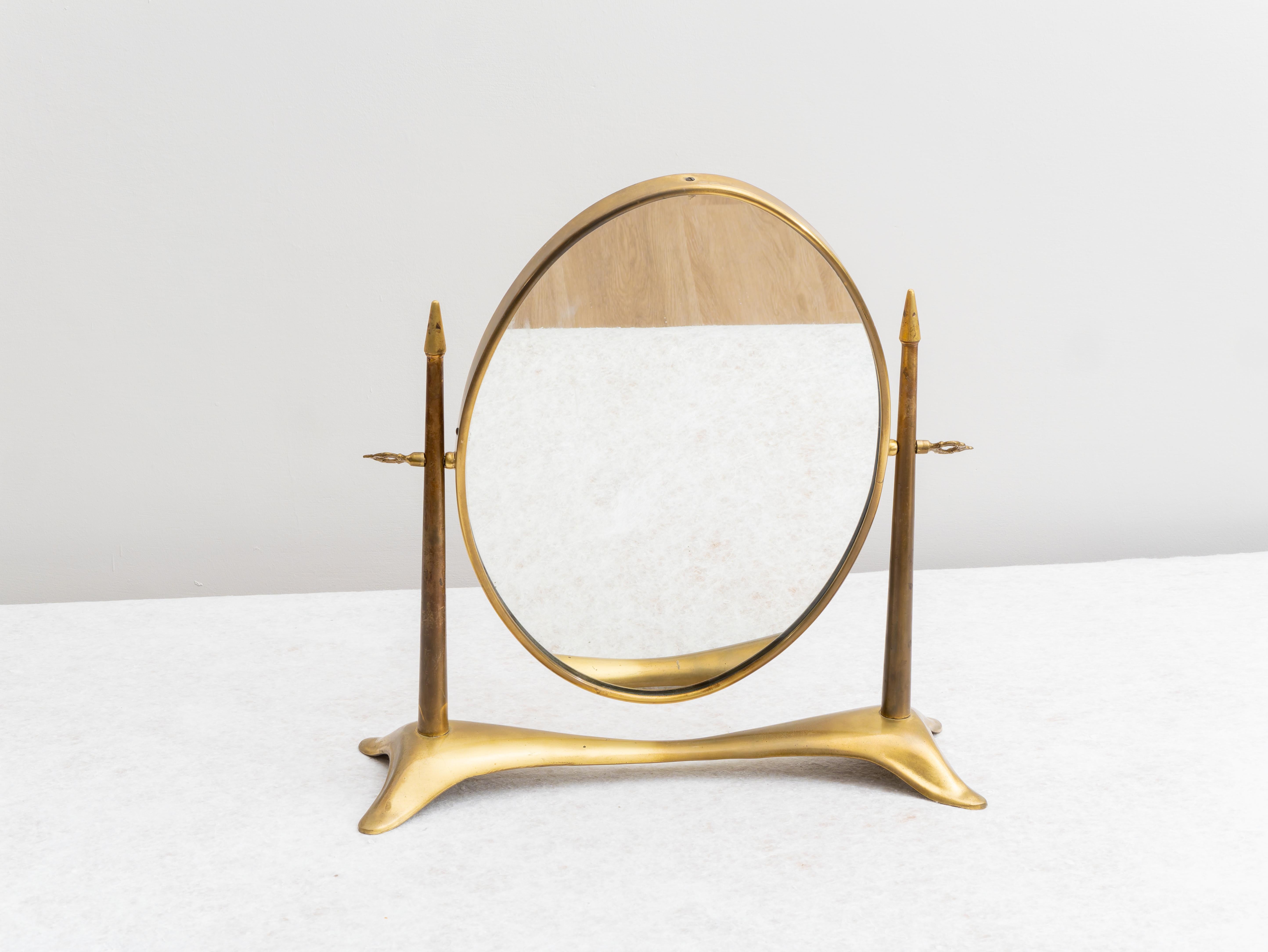 Particular Oval Table Mirror, Made in Italy, 1940s. 
Oval table mirror in heavy brass, Italy 1940s. It is a Mirror of unique elegance.Condition is excellent, may show slight signs of time due to age and use. 

Total height: 43 cm  
Support base