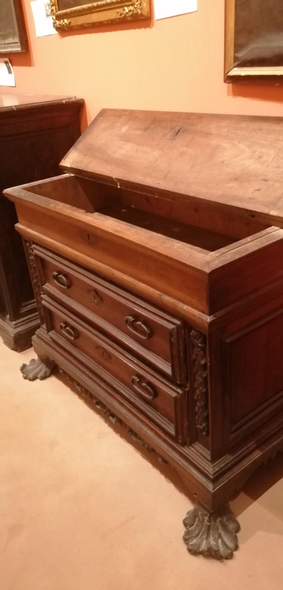 Hand-Carved Particular and Rare Chest of Drawers of the Seventeenth Century, Walnut For Sale