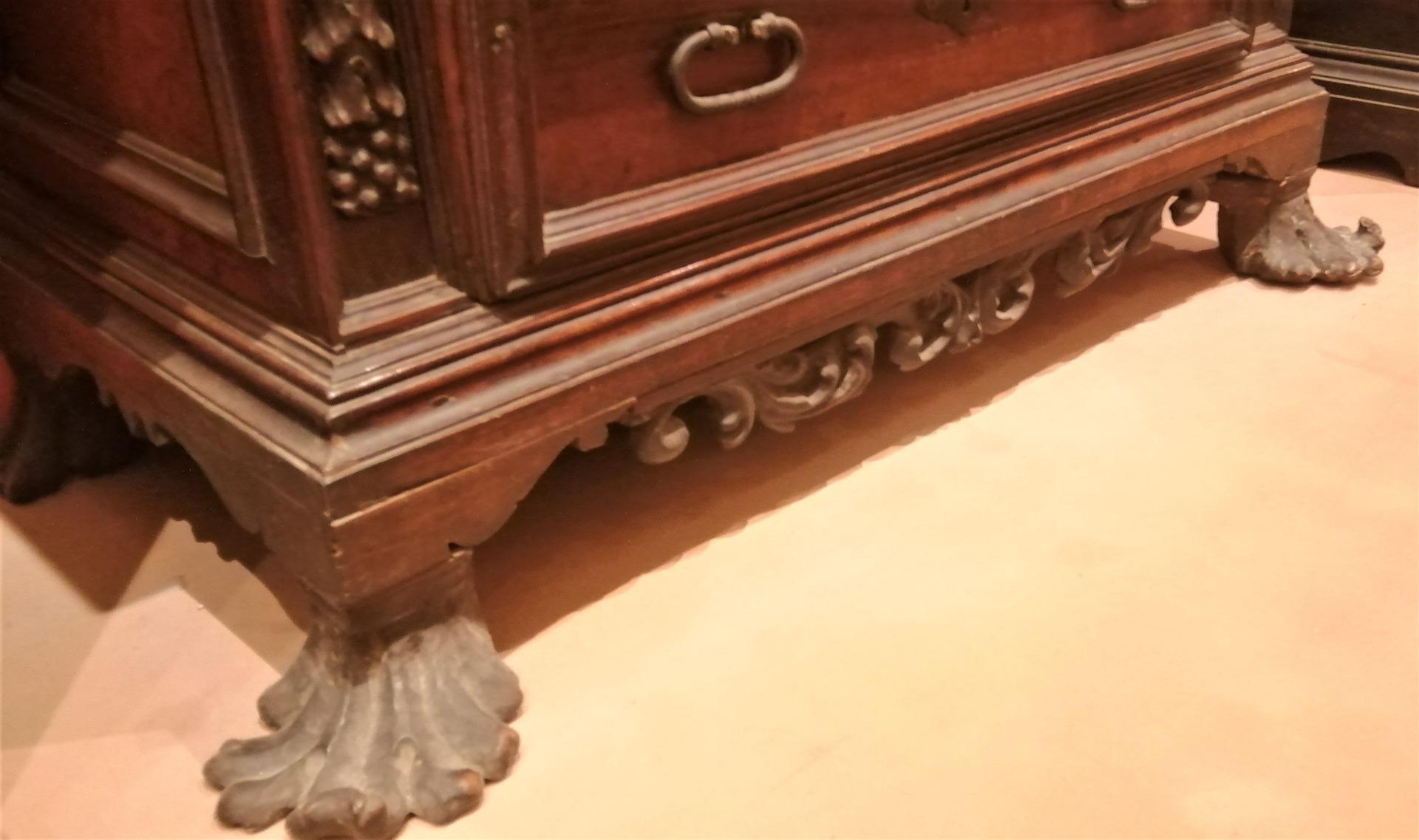 Particular and Rare Chest of Drawers of the Seventeenth Century, Walnut In Excellent Condition For Sale In Cesena, FC