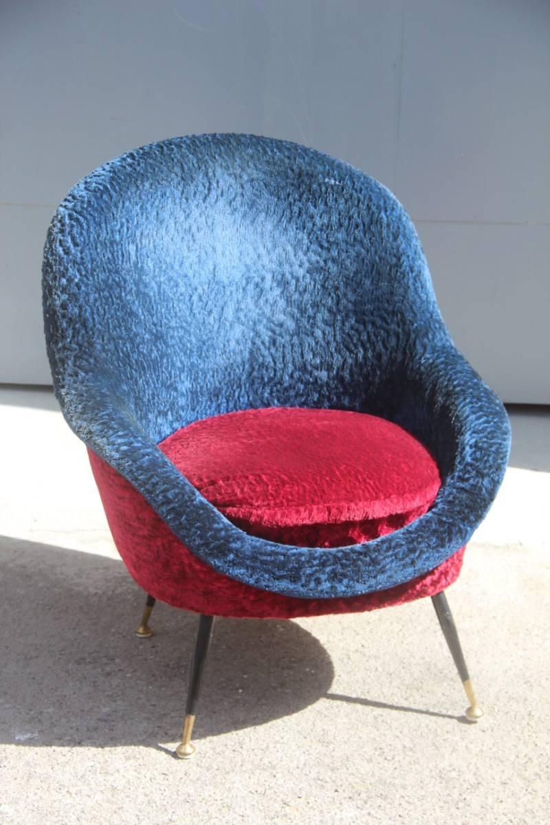 Particular armchair Italian design 1950s Peluche, feet in metal and brass.