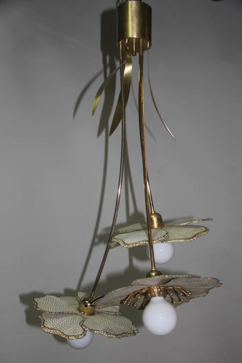 Particular chandelier for decoration large flowers 1970s Italian design, hand-lacquered and lacquered metal flowers, satin brass, and golden metal, handcrafted craftsmanship of other times, elegance and particularity for this lamp, three E27 lights.
