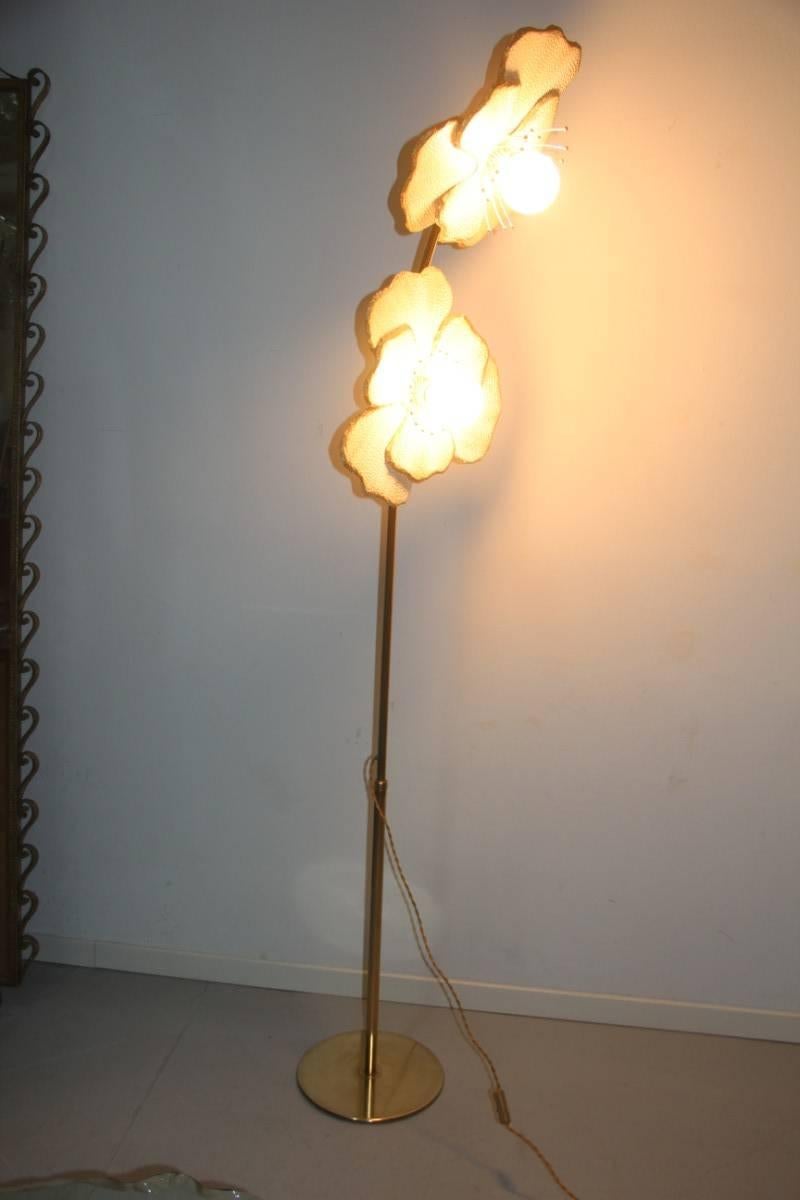 Floor lamp for decoration 1970s very chic and elegant, in hammered and lacquered metal, particular manufacture, attributed to the Bottega Gadda manufacture.