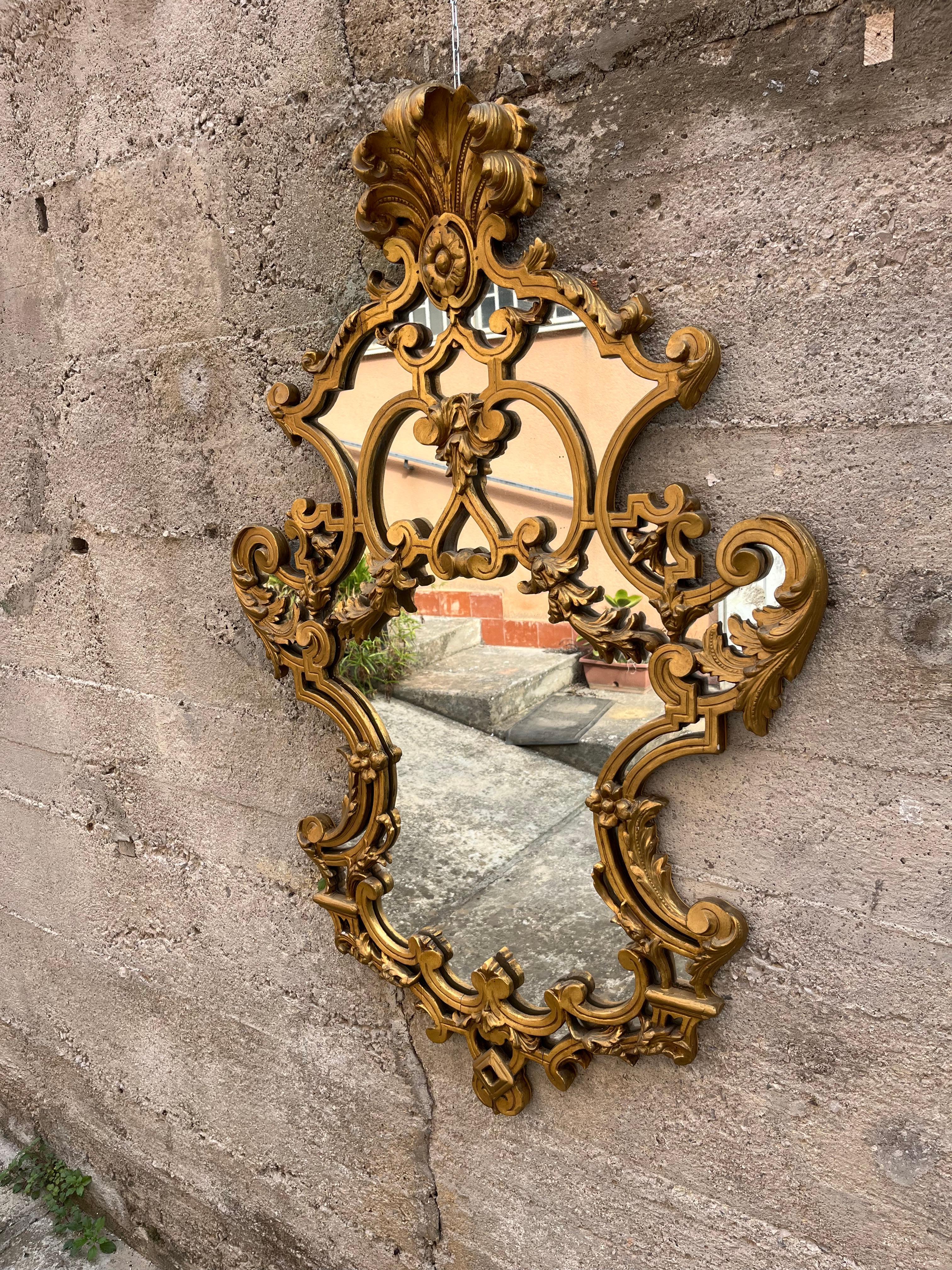 Particolare specchio da parete francese di metà secolo in legno dorato, anni '50 in vendita 4