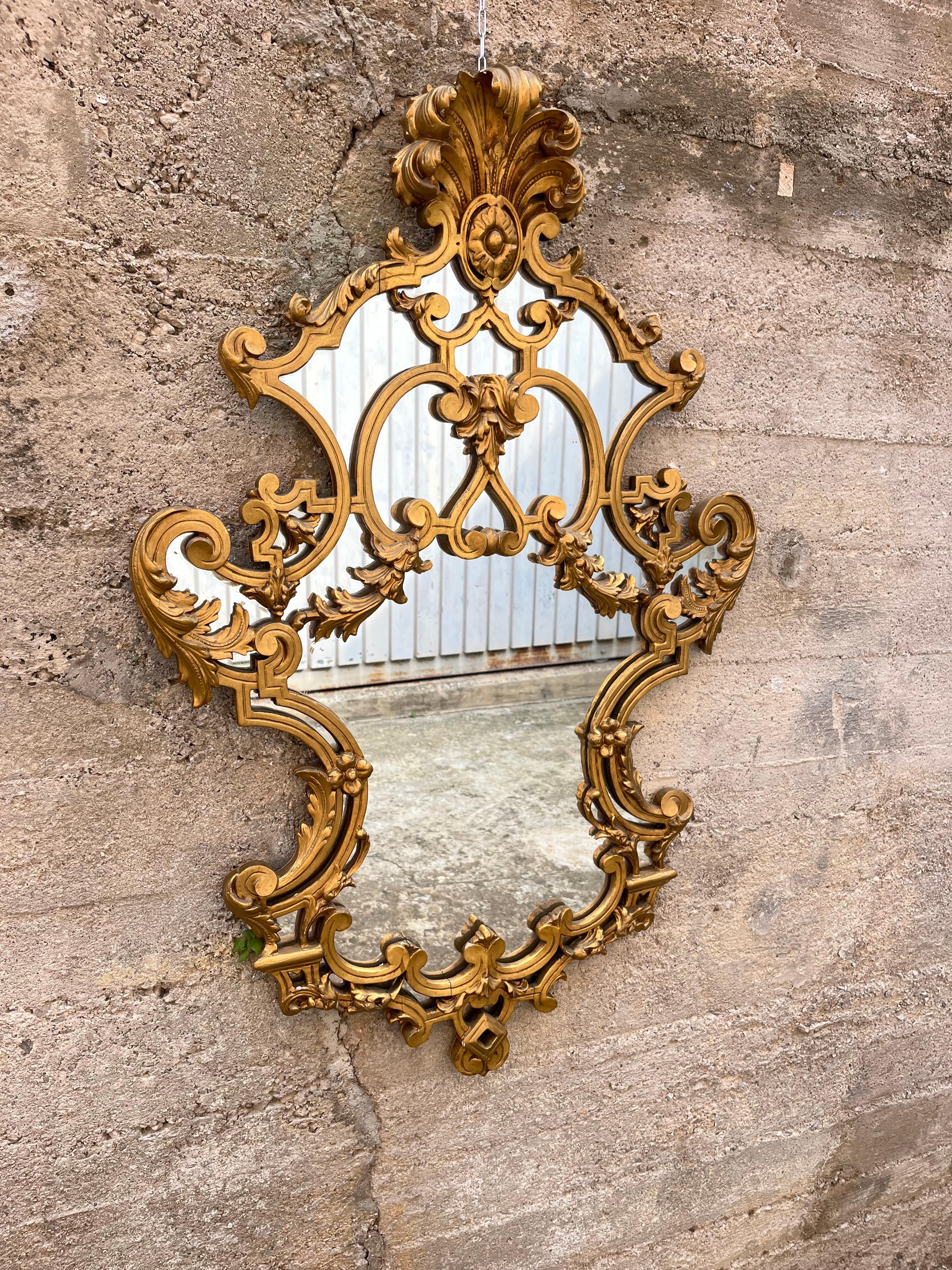 Particolare specchio da parete francese di metà secolo in legno dorato, anni '50 in vendita 5