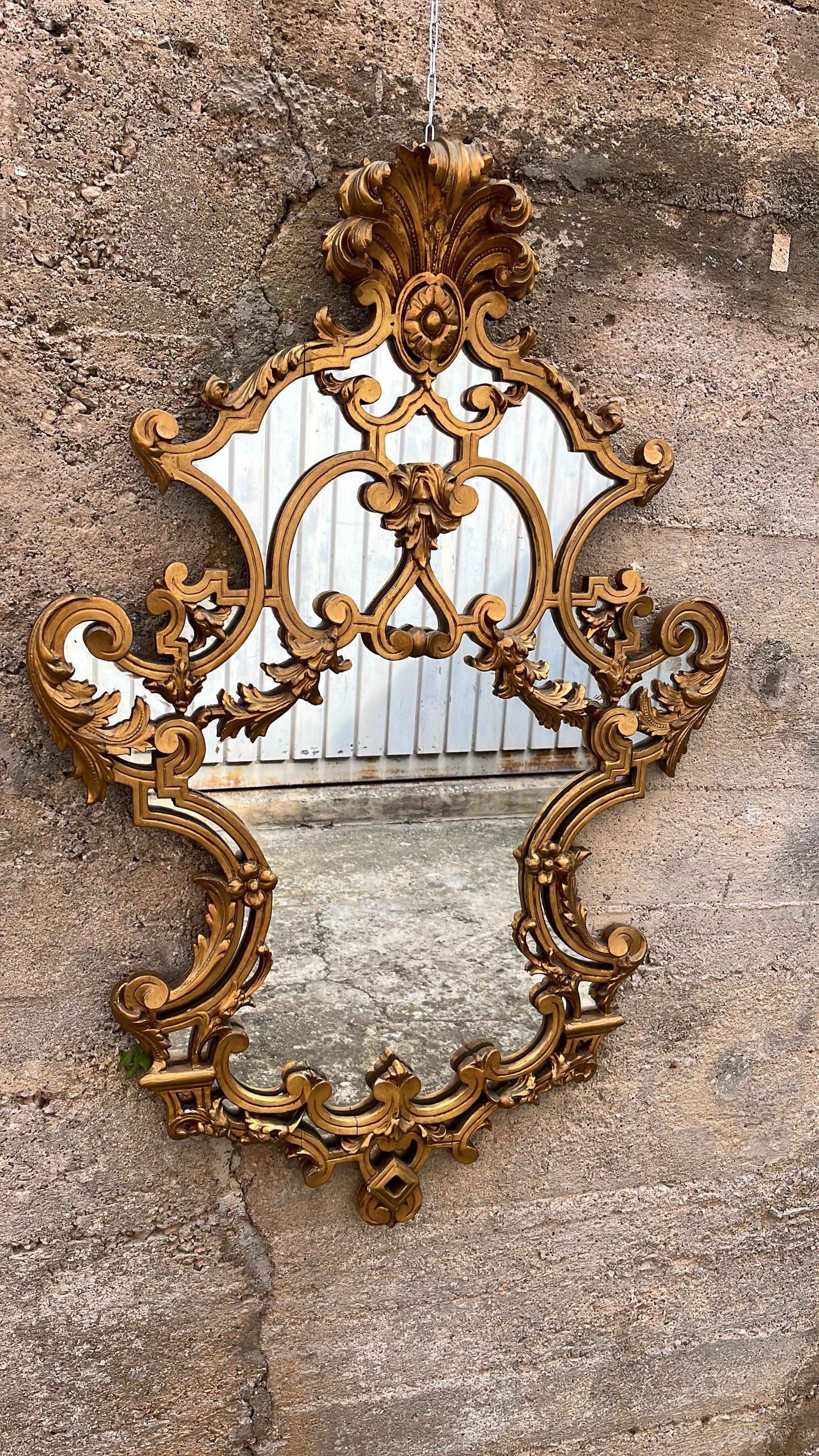 Francese Particolare specchio da parete francese di metà secolo in legno dorato, anni '50 in vendita