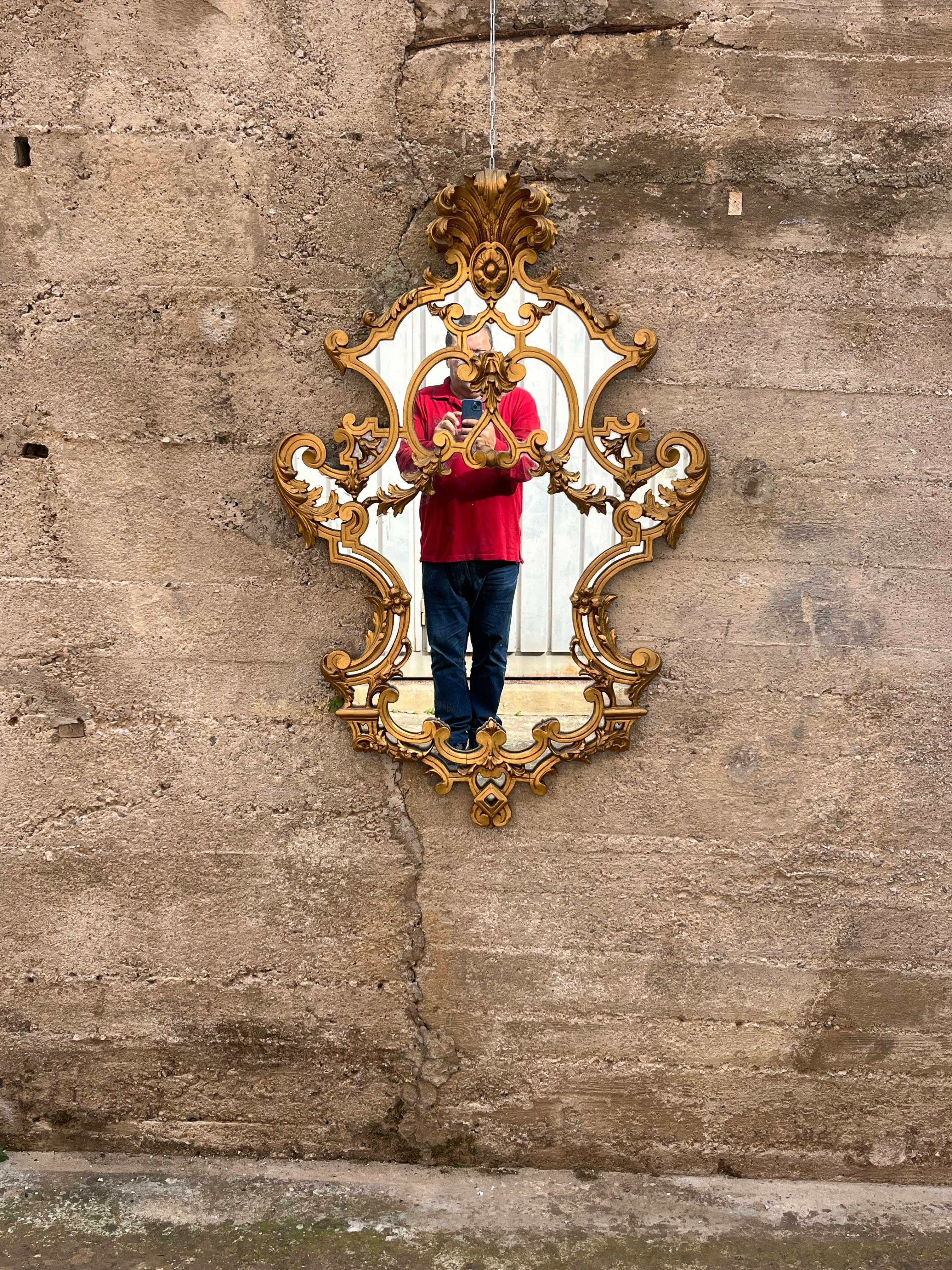 Particolare specchio da parete francese di metà secolo in legno dorato, anni '50 In condizioni buone in vendita a Palermo, IT