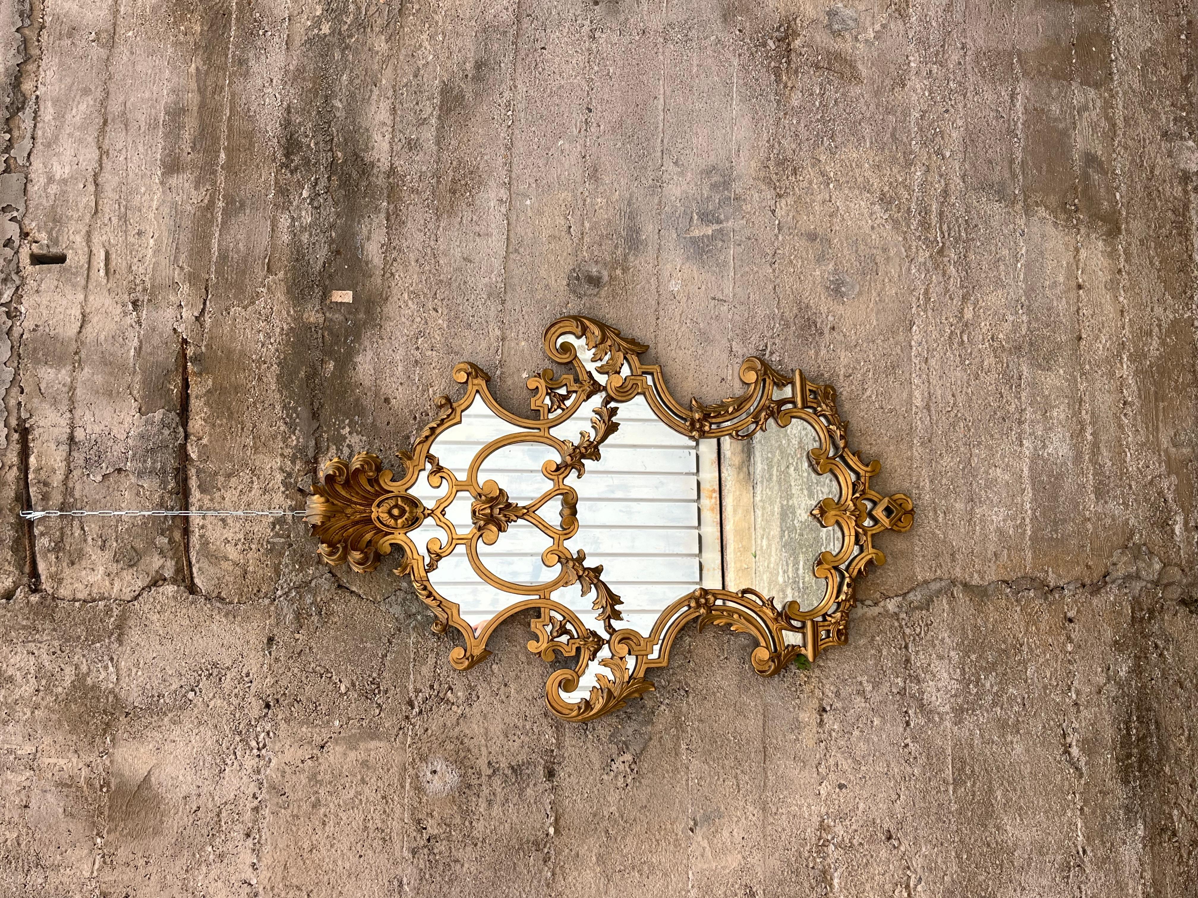 Particolare specchio da parete francese di metà secolo in legno dorato, anni '50 in vendita 1
