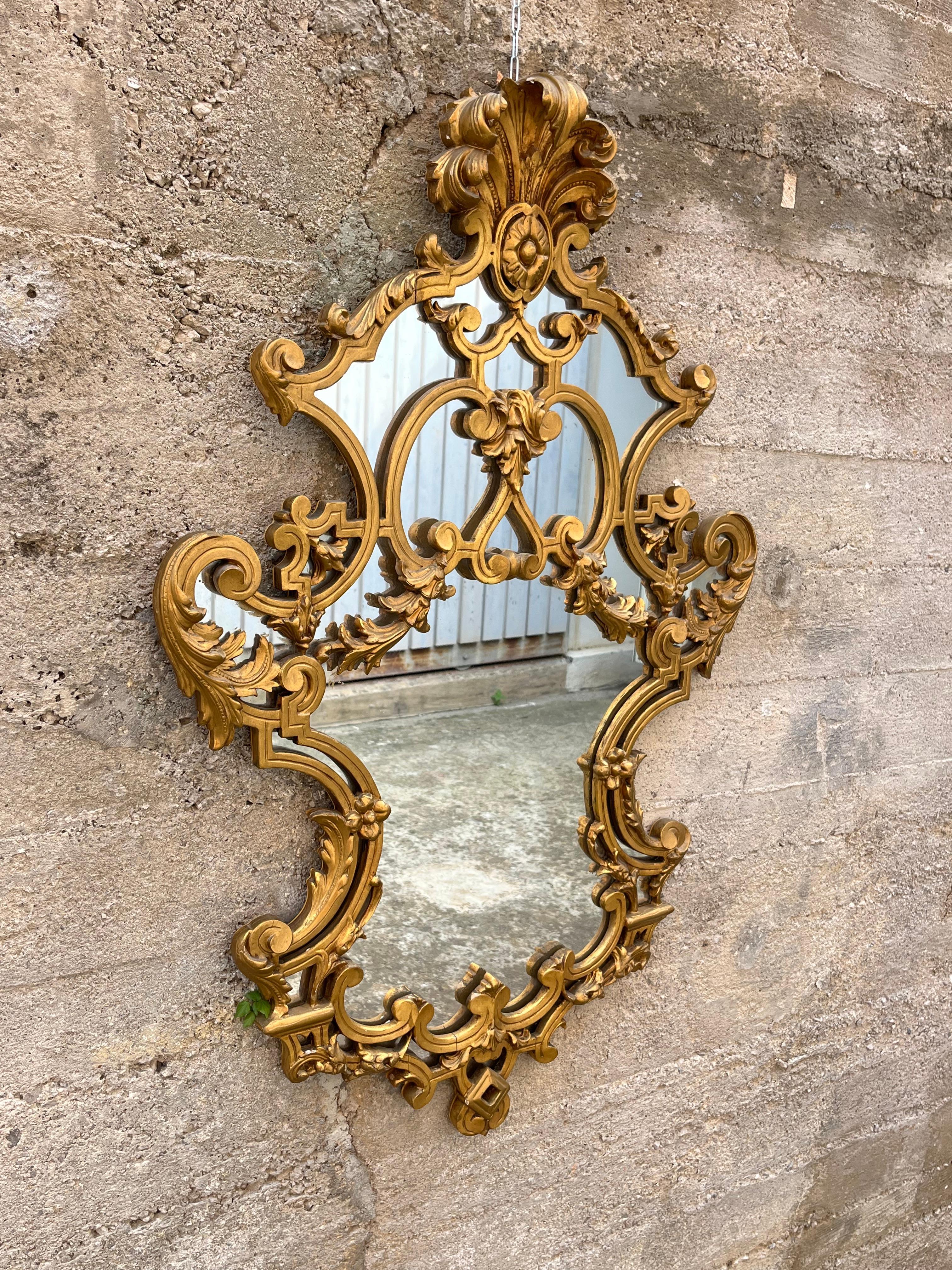 Particolare specchio da parete francese di metà secolo in legno dorato, anni '50 in vendita 2