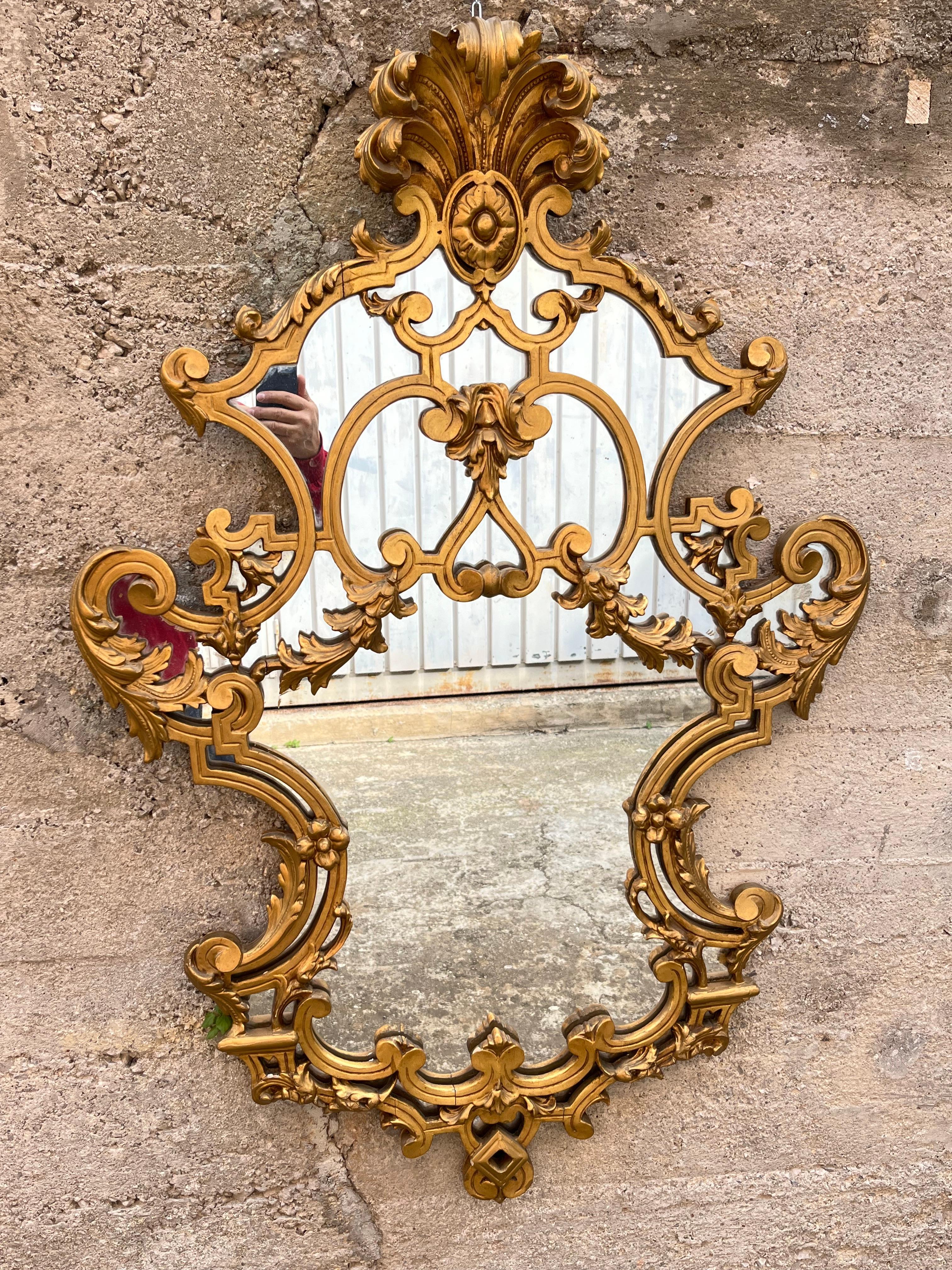 Particolare specchio da parete francese di metà secolo in legno dorato, anni '50 in vendita 3