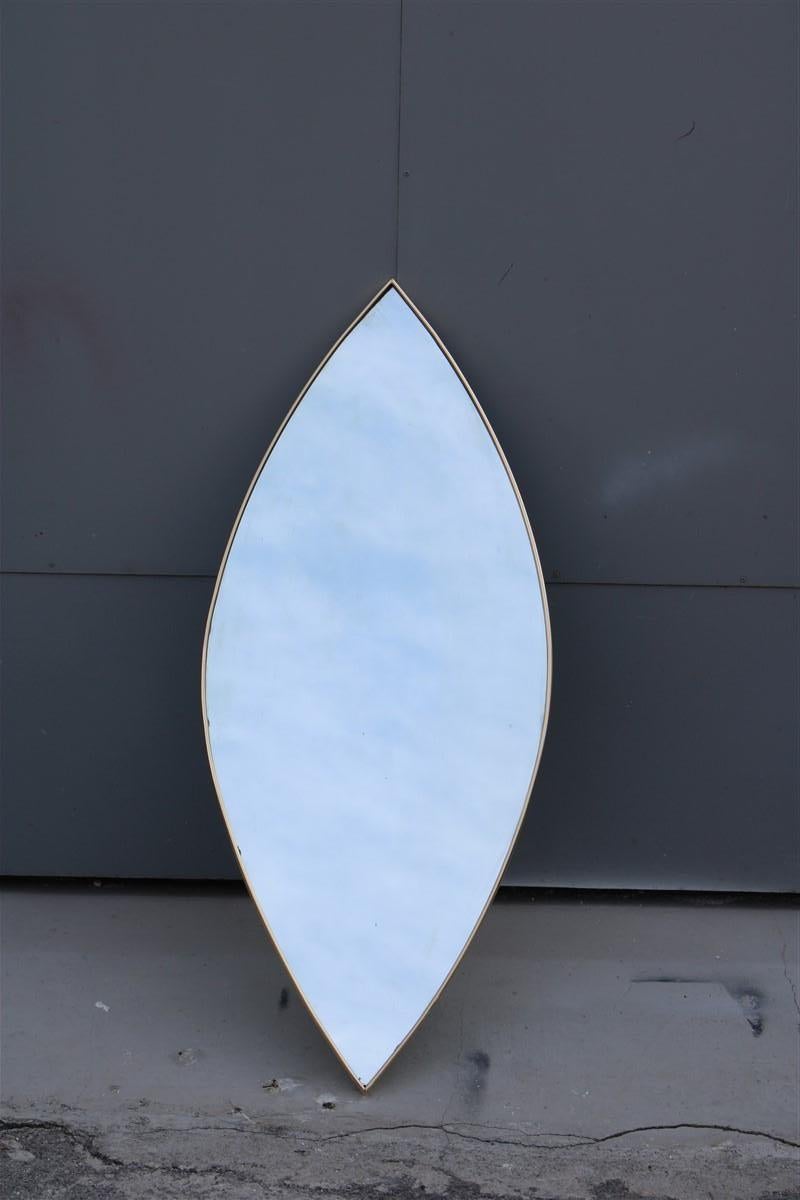 Particular Midcentury Italian Eye Shaped Mirror in Shaped Brass 1950s In Good Condition For Sale In Palermo, Sicily