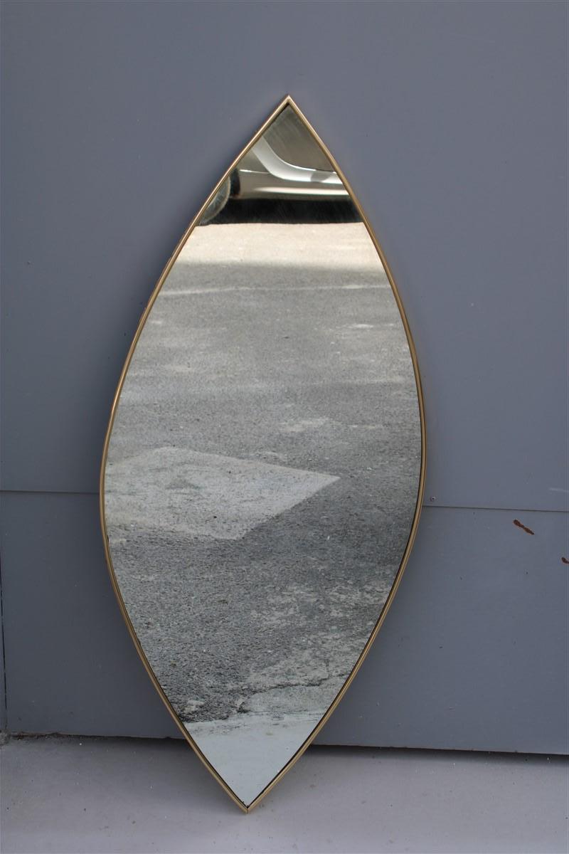 Particular Midcentury Italian Eye Shaped Mirror in Shaped Brass 1950s For Sale 1