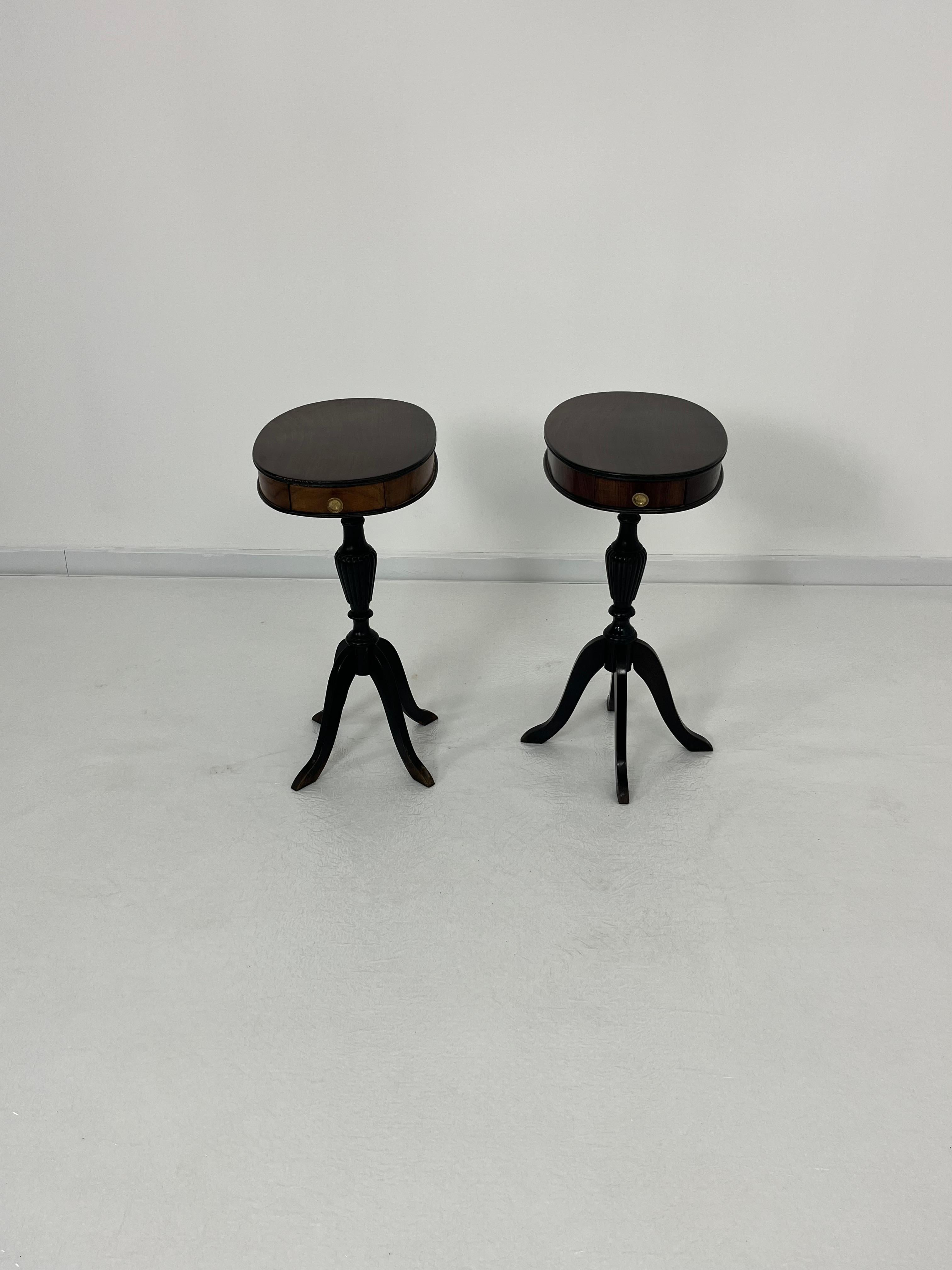 Particular Set of 2 Oval Italian Bedside Tables Mid-century, 1960s In Good Condition For Sale In Palermo, IT