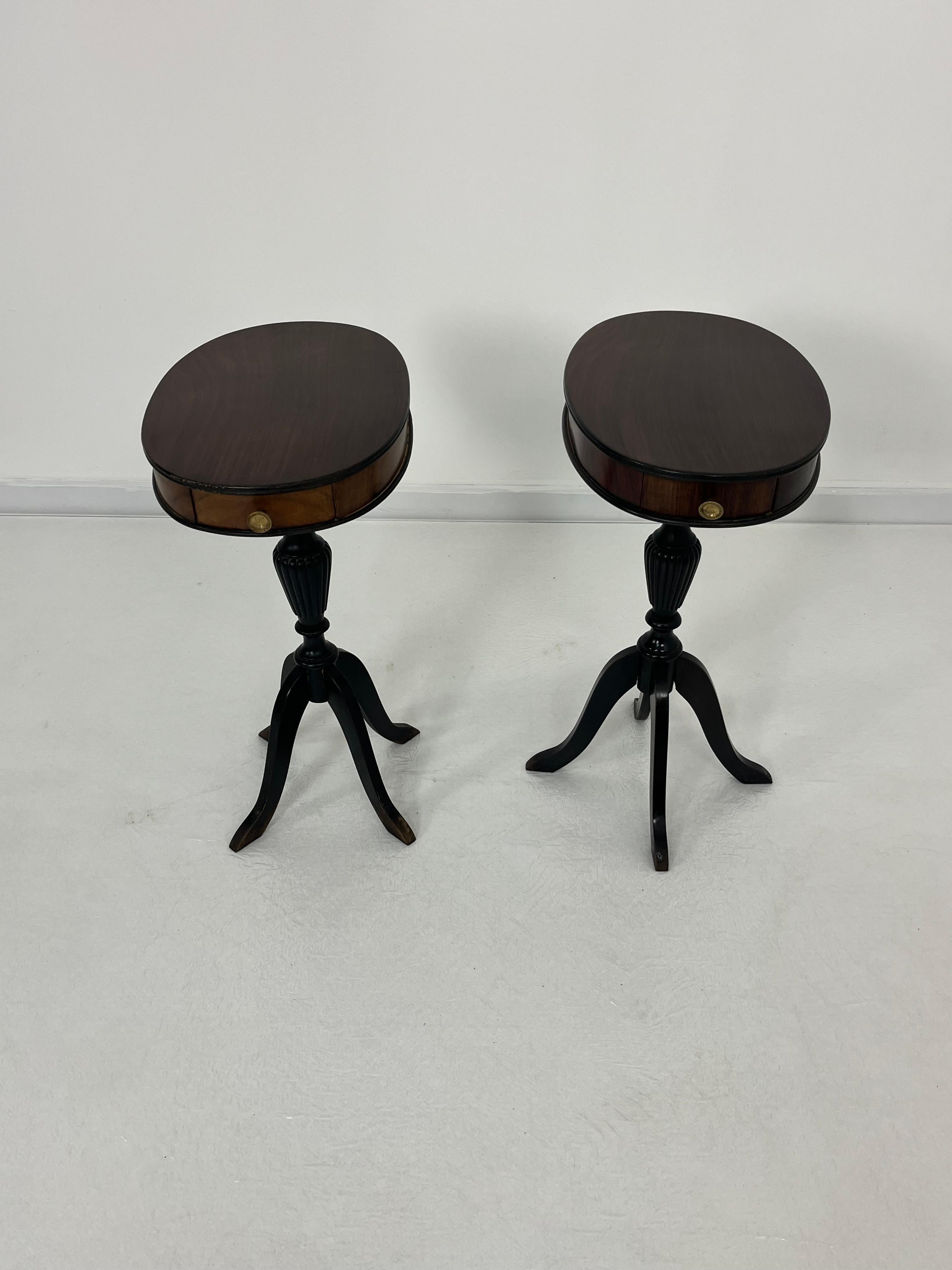 Particular Set of 2 Oval Italian Bedside Tables Mid-century, 1960s For Sale 1